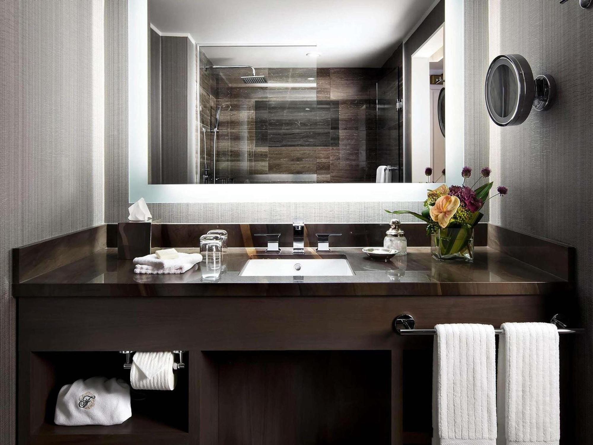 Quarto Signature com Cama King-size e Vista do Porto