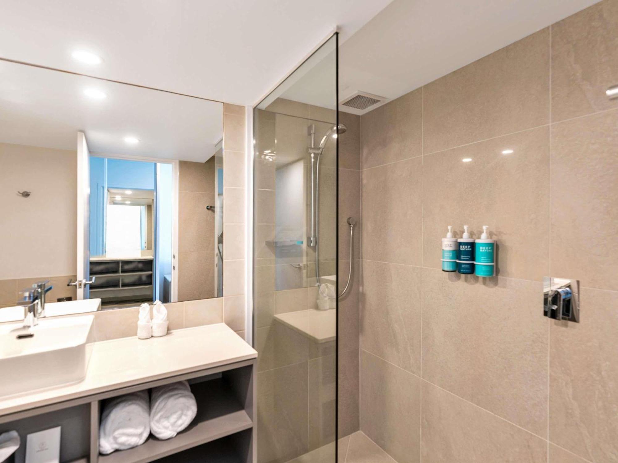 Deluxe King Room Pool View