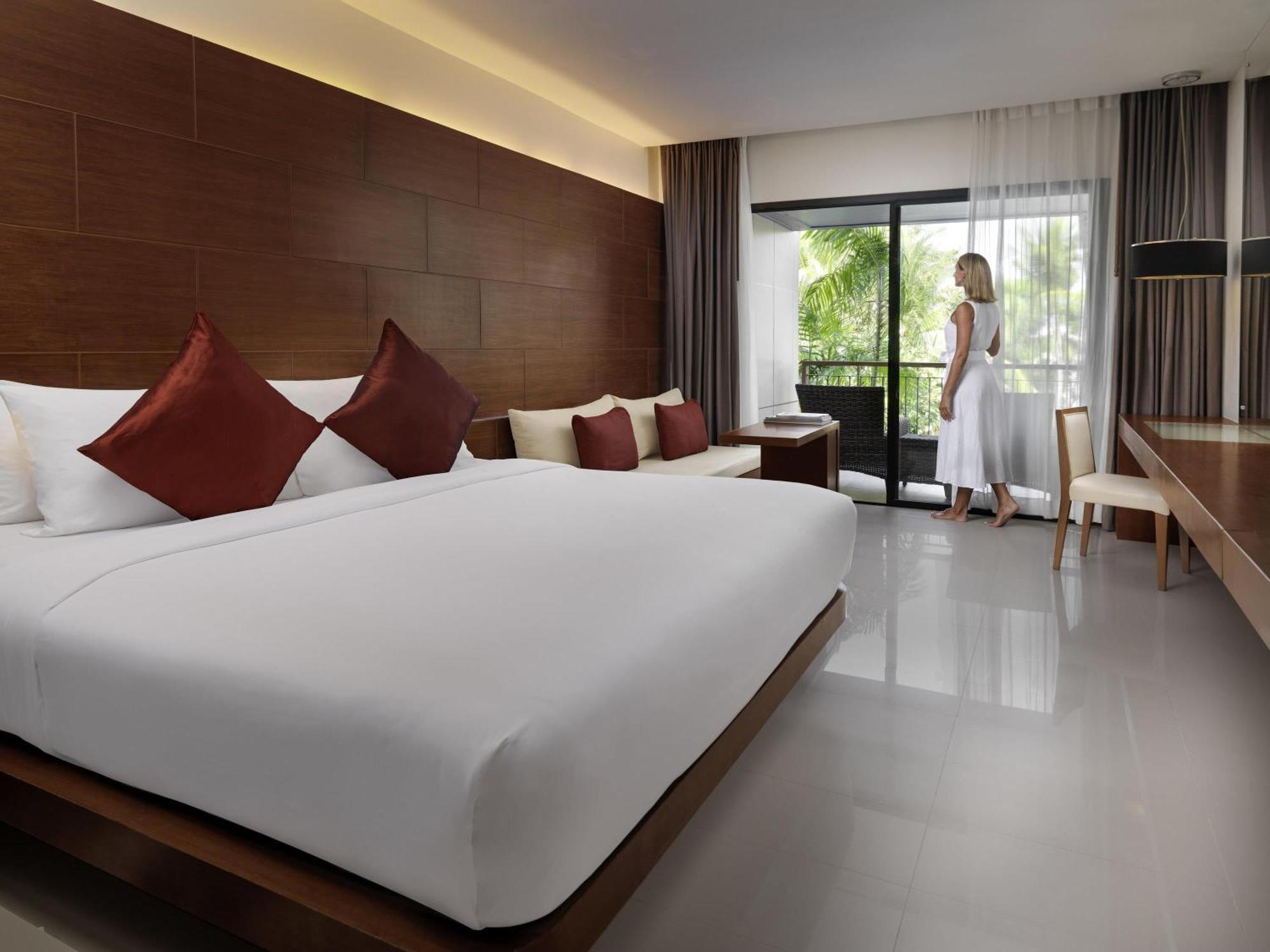 Quarto King Superior com Varanda e Vista da Piscina
