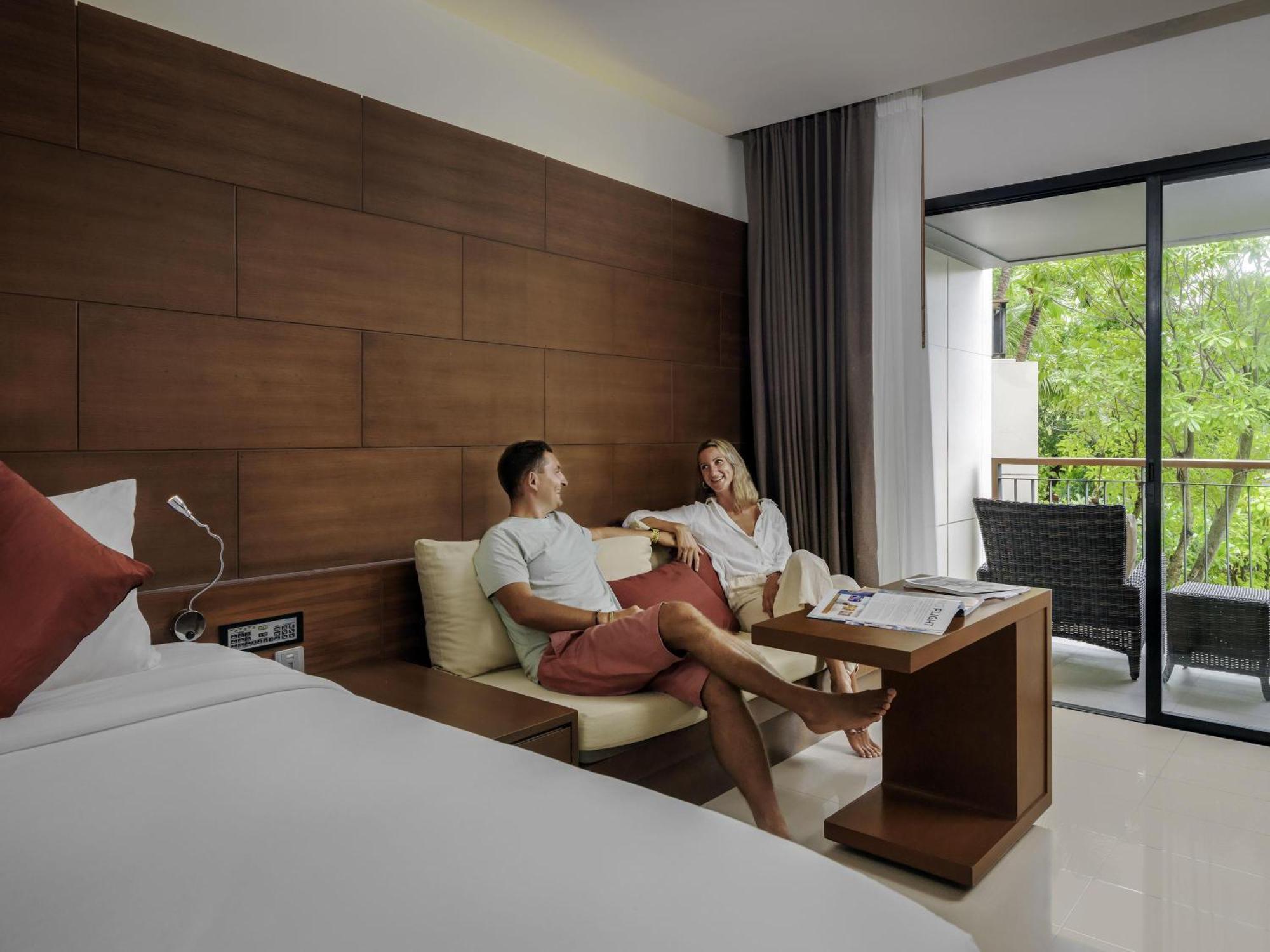 Quarto Superior com Cama King-size, Varanda e Vista do Jardim