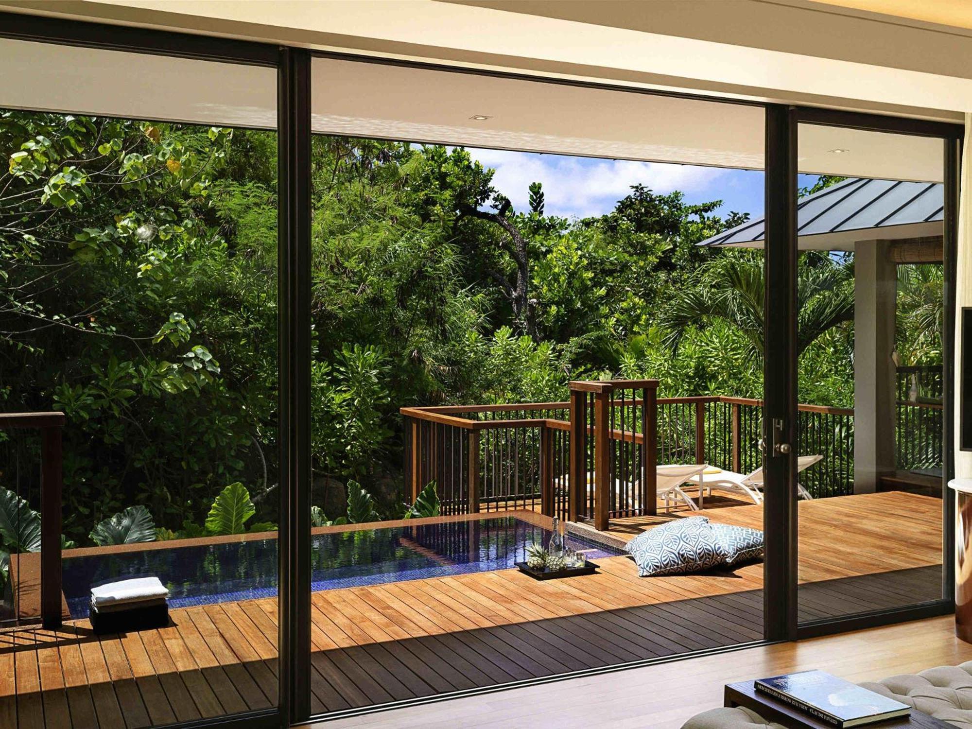 Villa Doble con piscina en la ladera y vistas al jardín