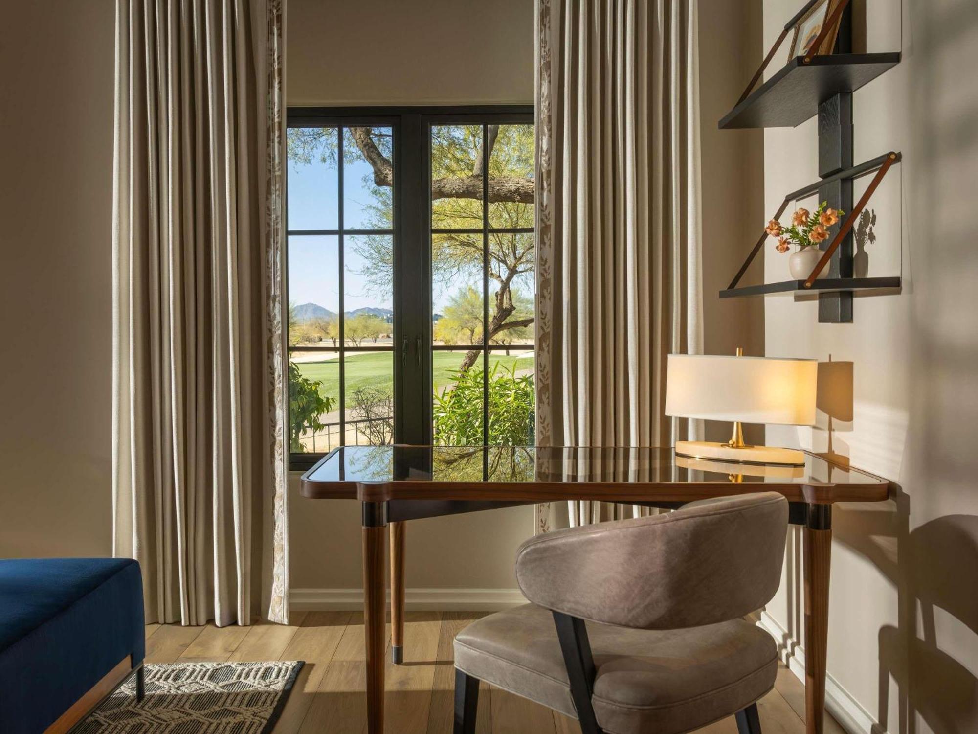 Privado One-Bedroom King Suite with Golf View and Patior or Balcony - Fireplace