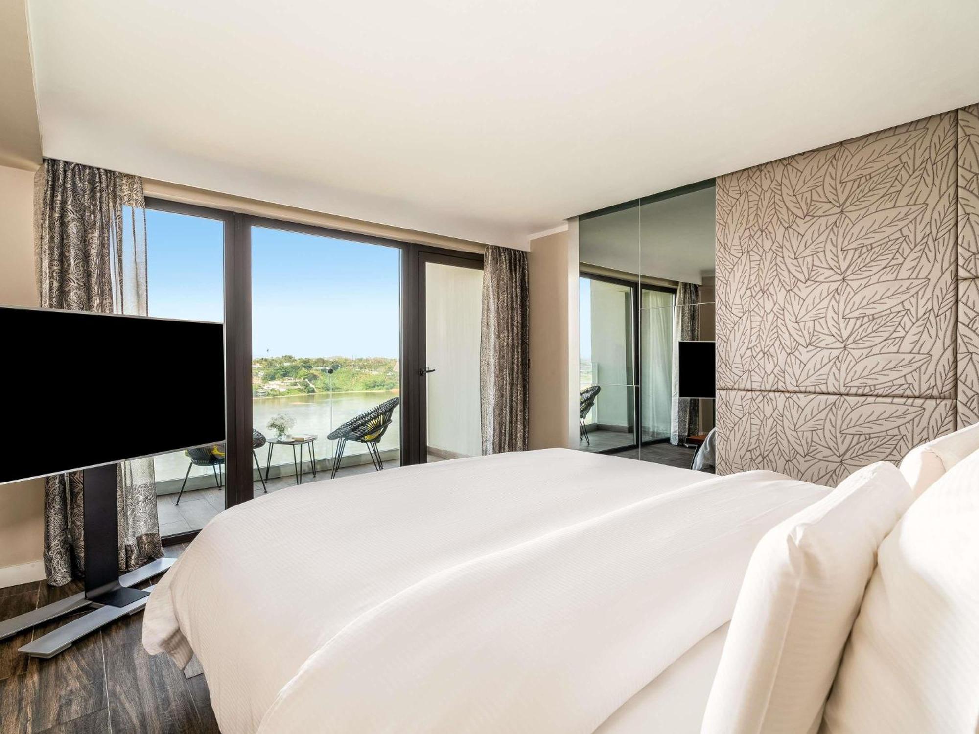 Deluxe Corner King Room with Balcony and Lagoon View