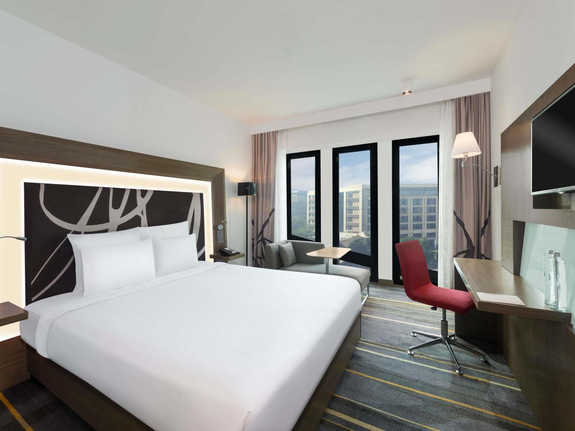 Chambre Lit King-Size Premier avec Vue sur la Piscine