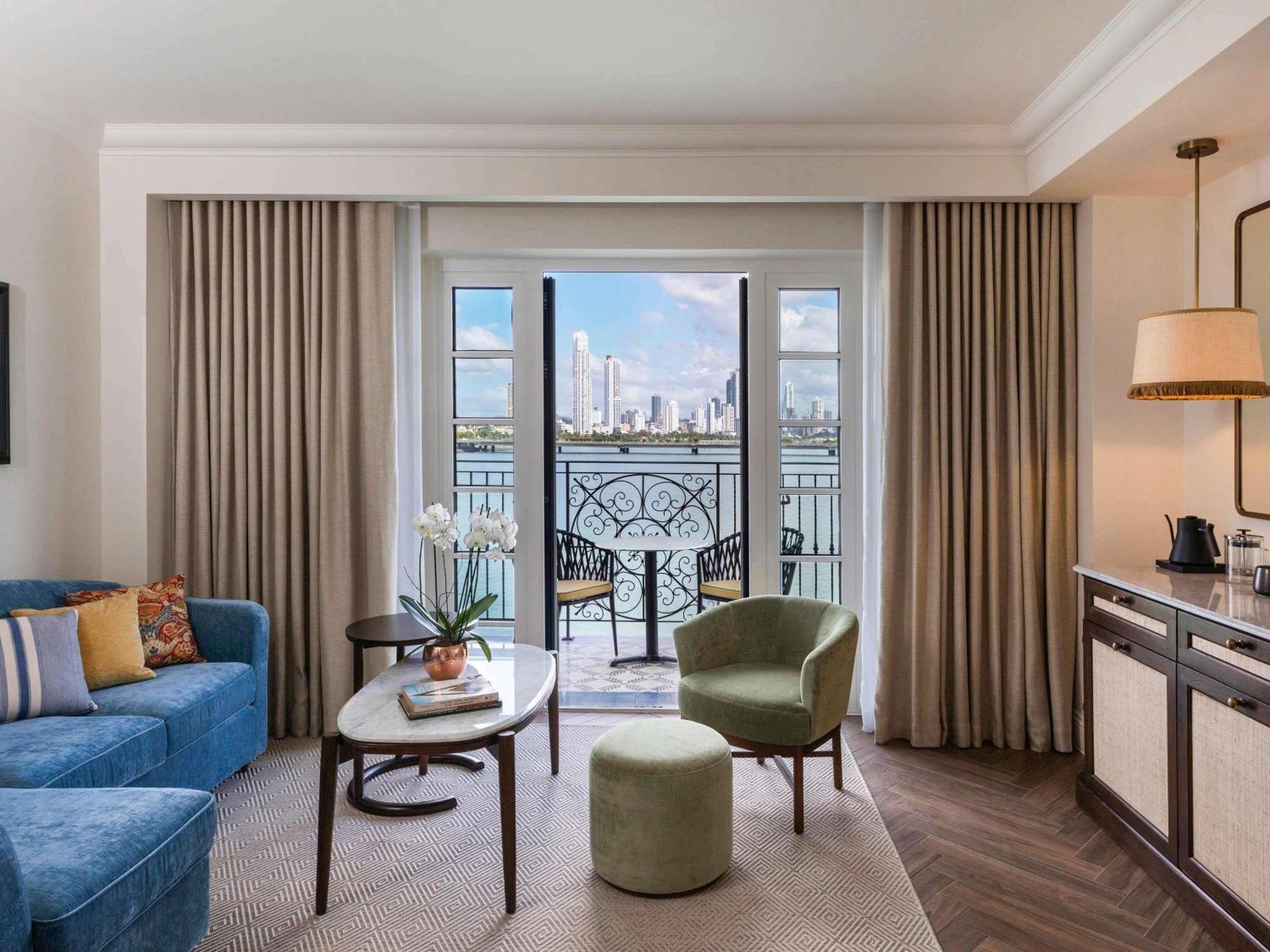 MAGNIFIQUE 1 KING OCEAN FRONT WITH BALCONY