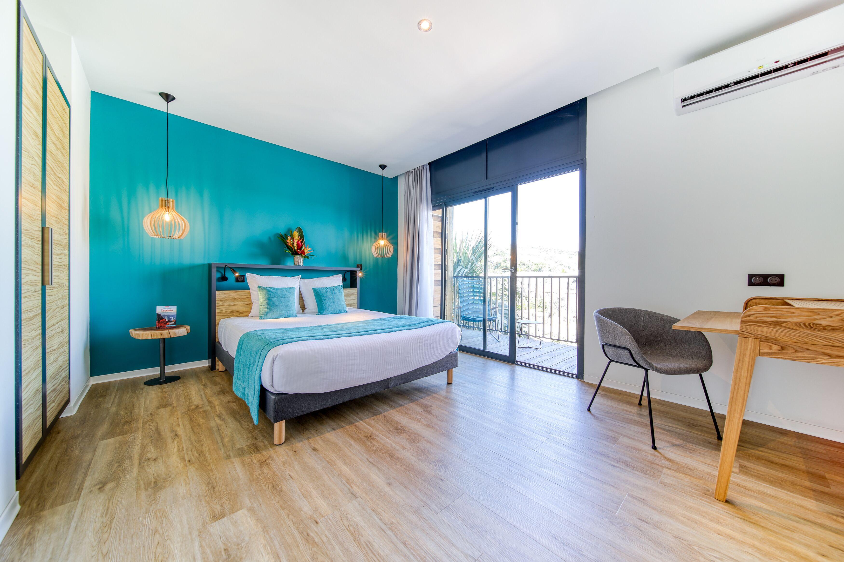 One-Bedroom Apartment Balcony Mountain View
