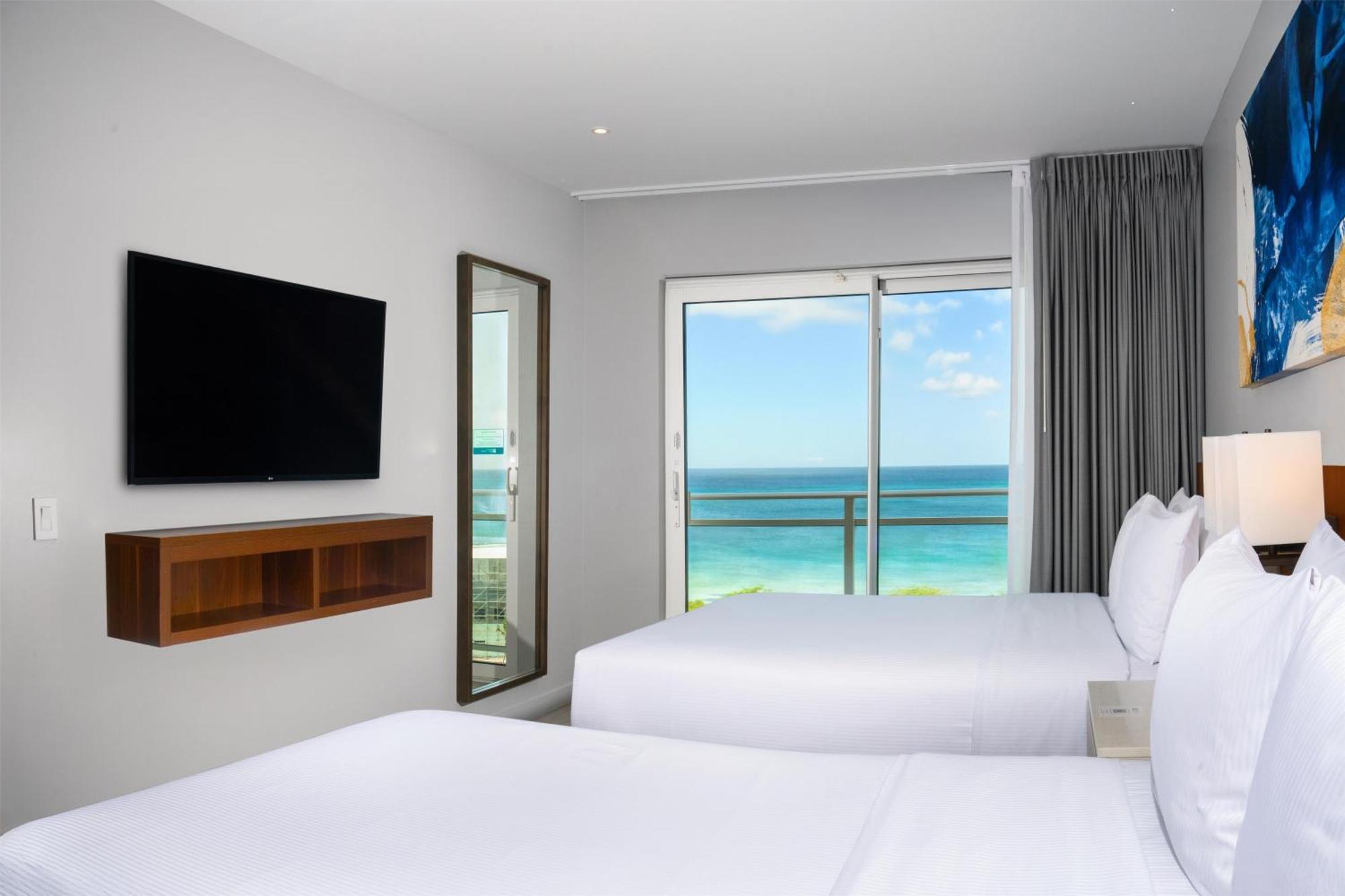 One-Bedroom Queen Suite Ocean View Top Floor