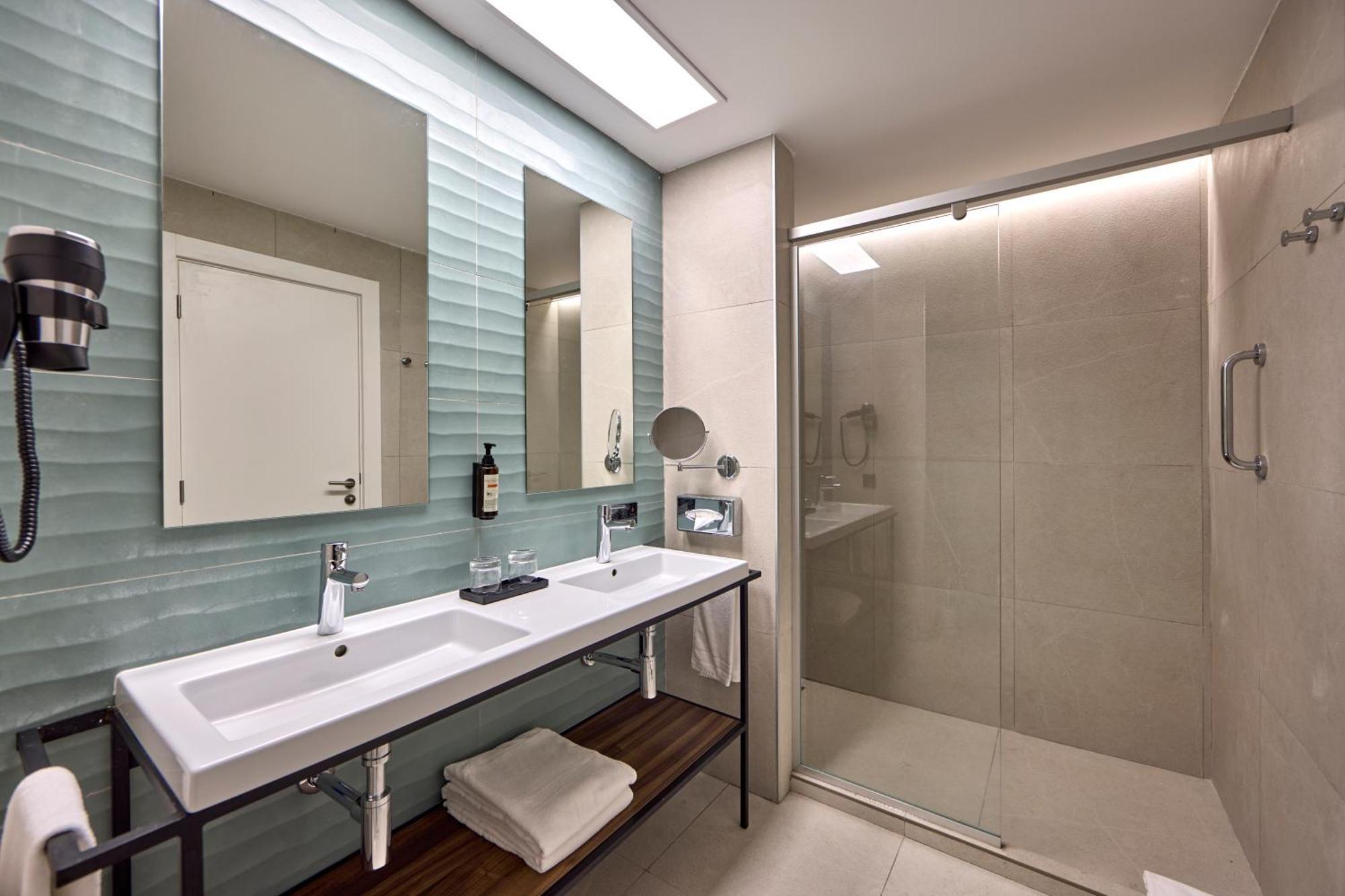 Double Room,1736961008:JPEG