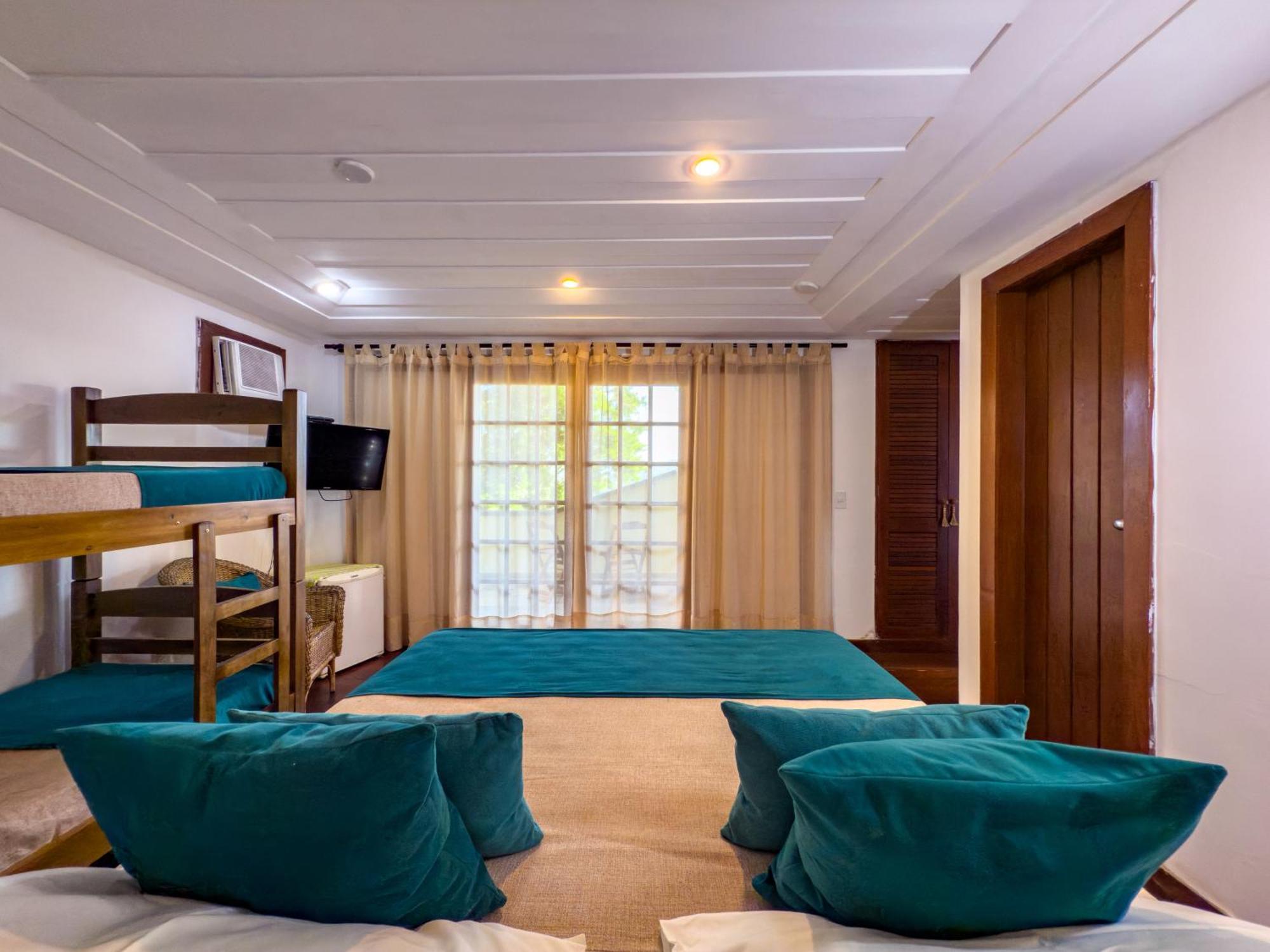 Quarto Quádruplo com Vista do Mar.