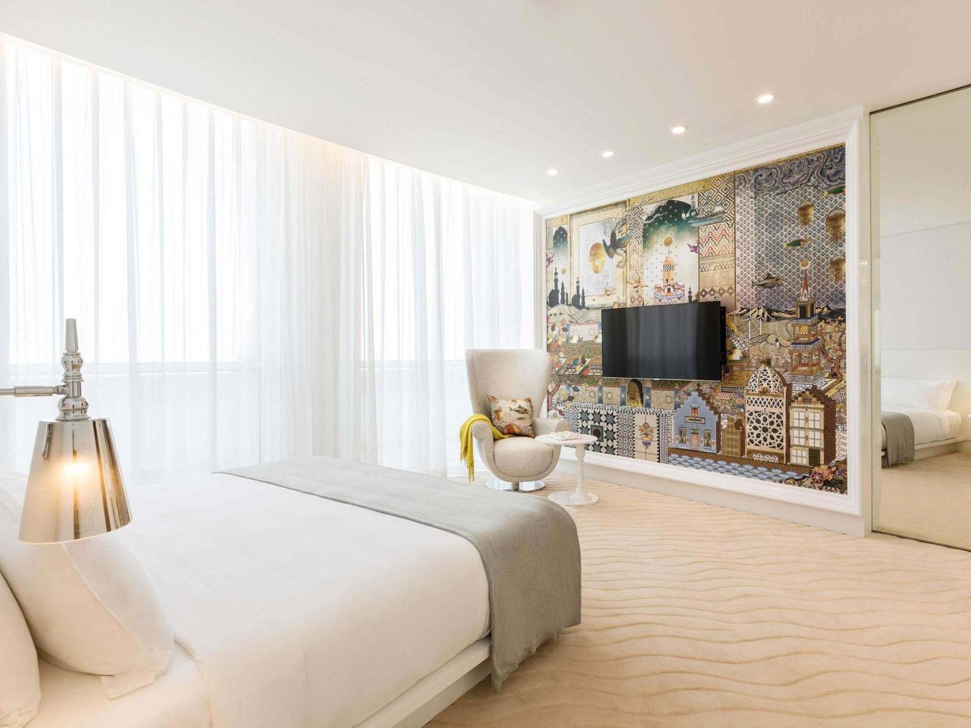 King Room Skyline View,1739506543:JPEG