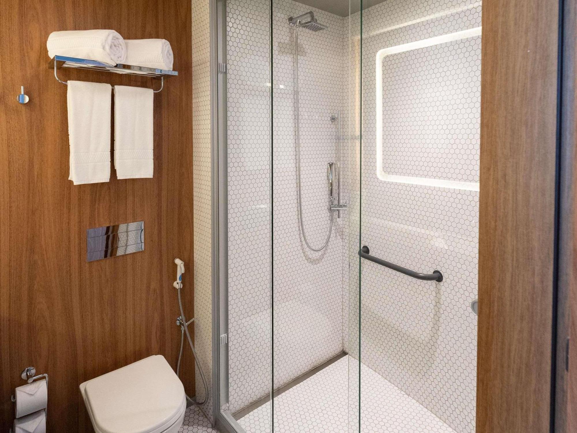 Quarto Superior com 2 Camas de Solteiro, Varanda e Vista do Mar