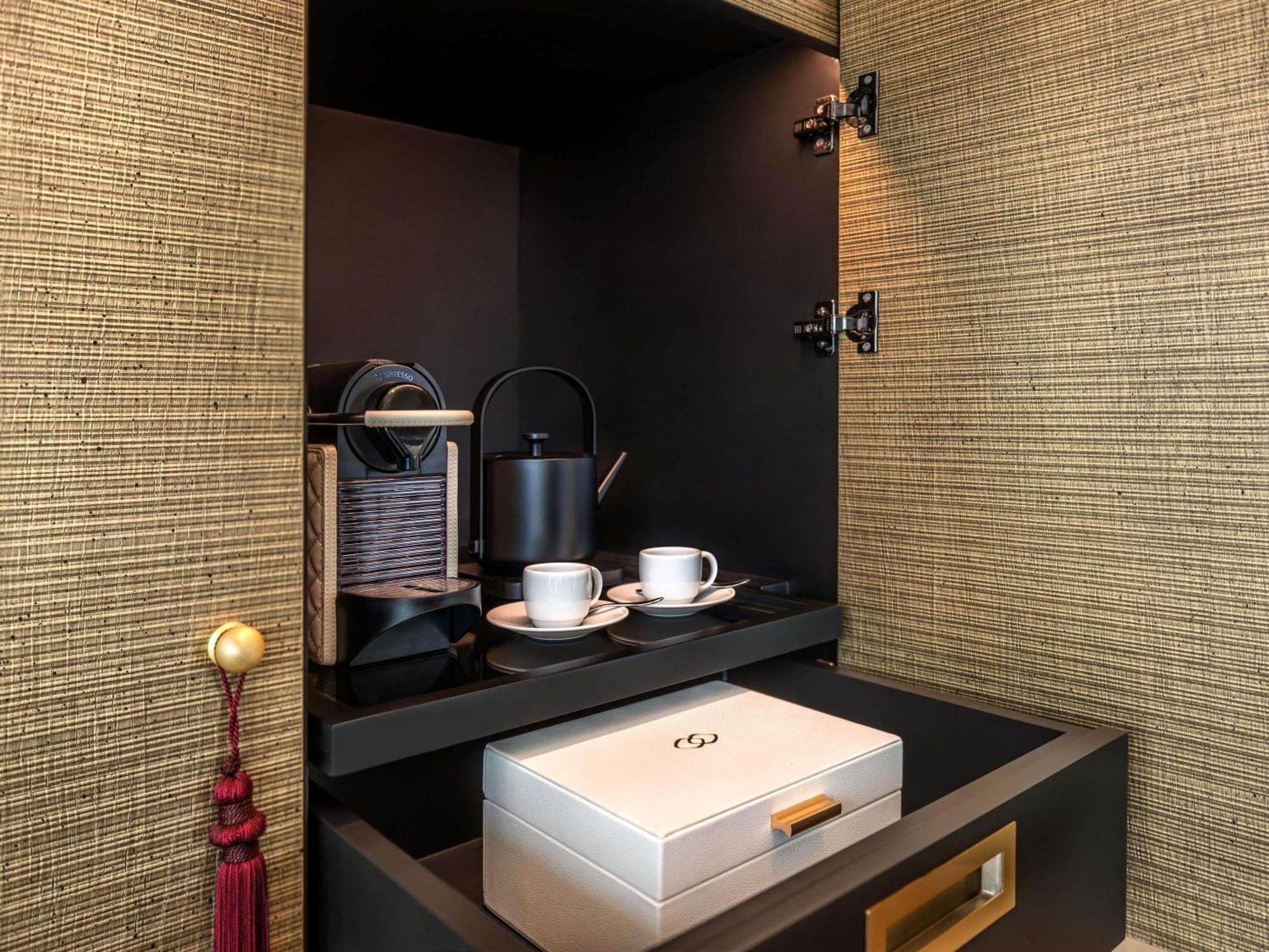 Superior Room Club Millesime Access One King Bed,1740156127:JPEG