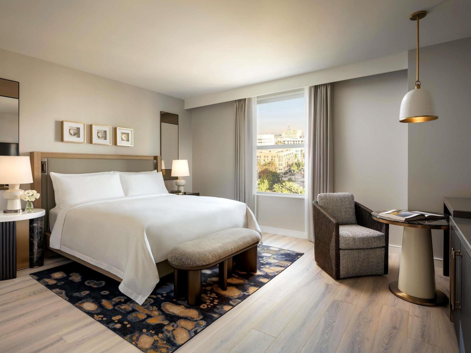 Fairmont King Room with City View - Hearing Access