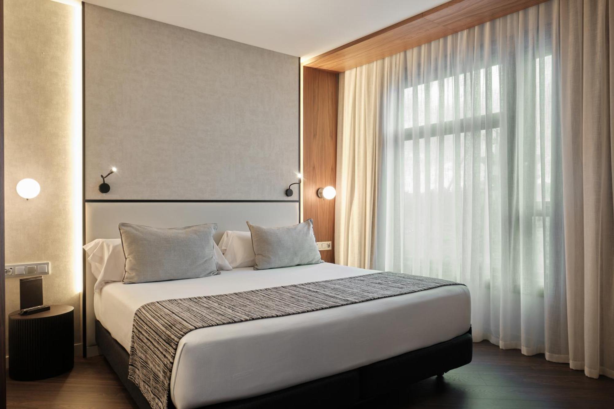 Quarto com Cama de Casal ou 2 de Solteiro