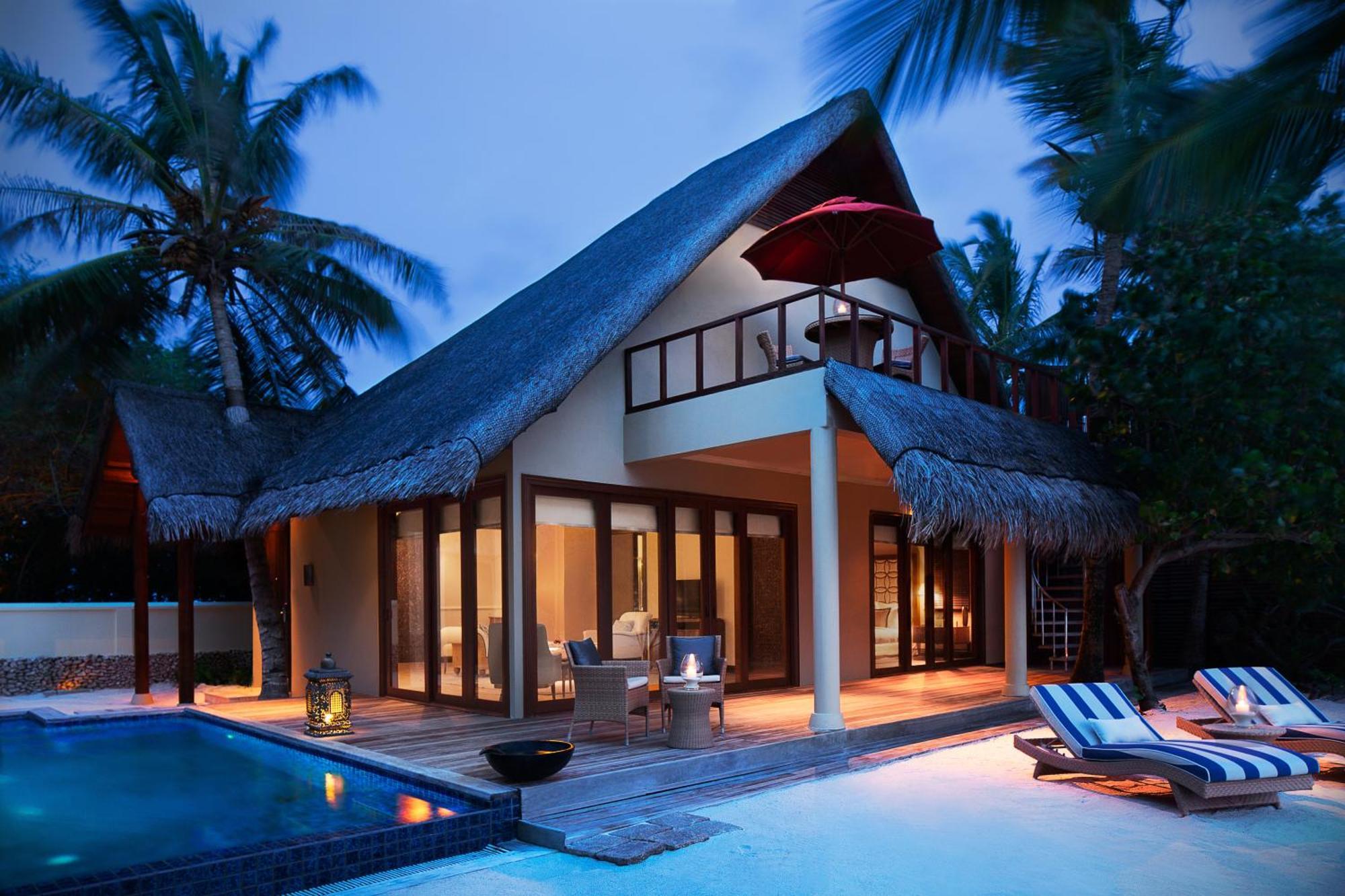 One Bedroom Sunset Beachfront Suite Pool
