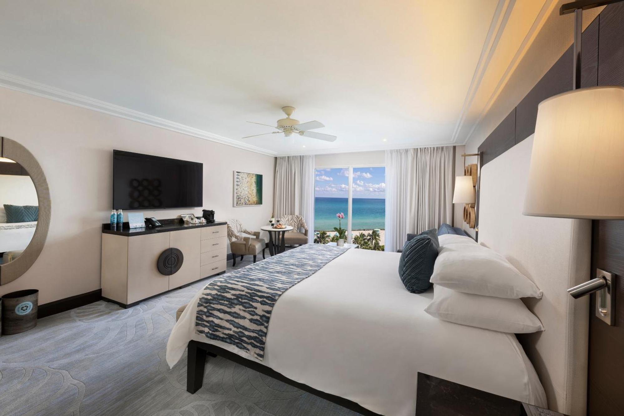 Deluxe Oceanfront 1 King Bed Sofabed
