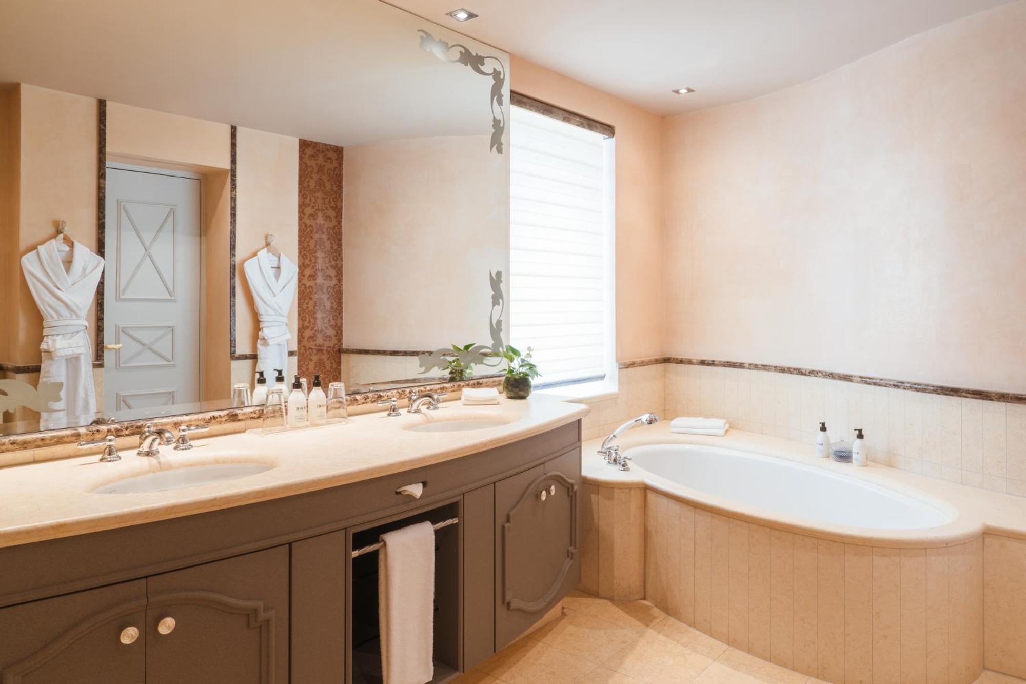 Carlton Two Bedroom Suite Lake View