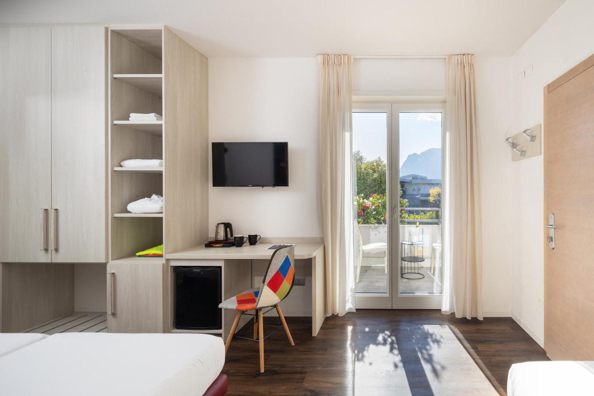 Superior Doppel-/Zweibettzimmer mit Poolblick