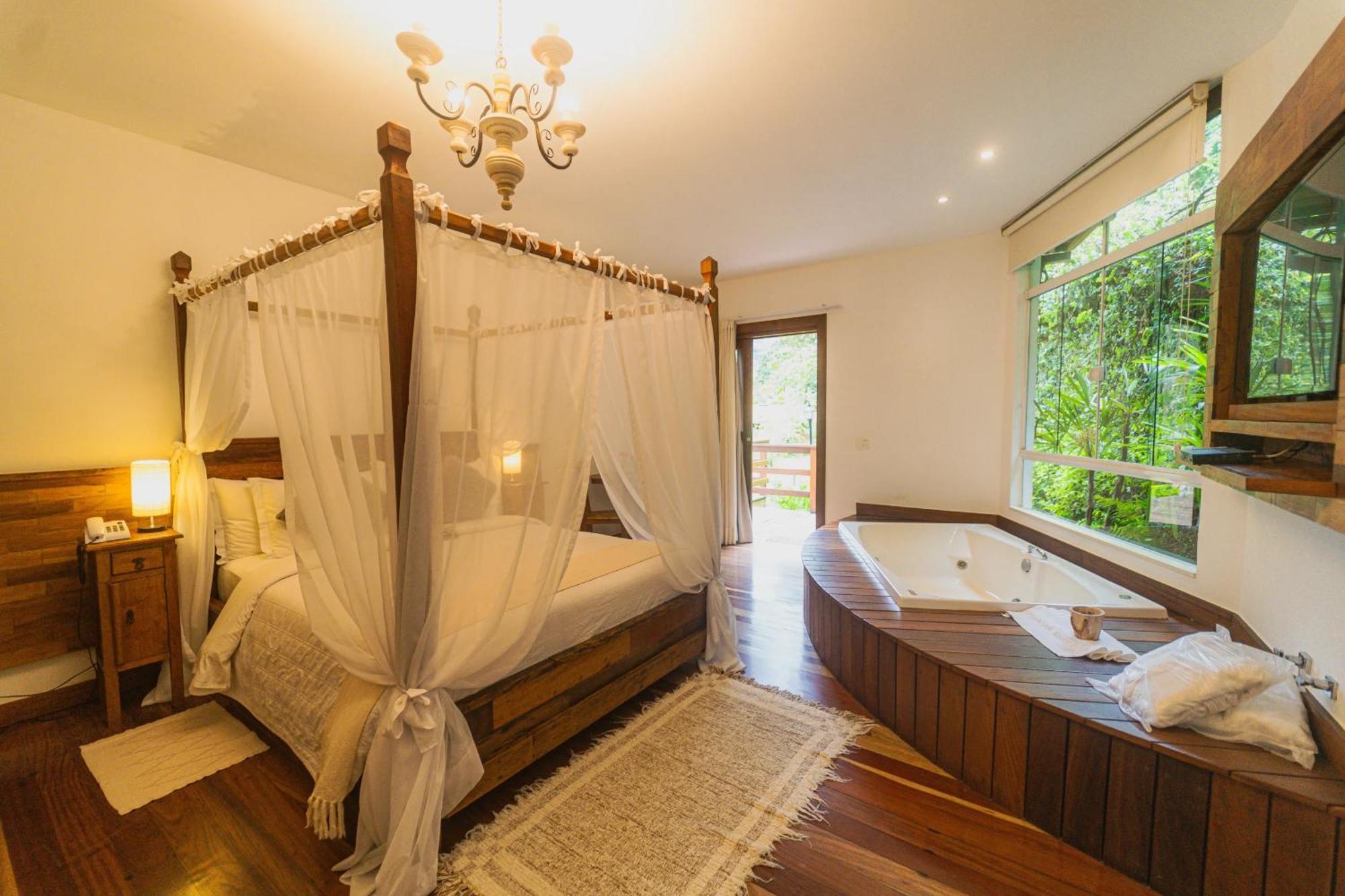 Quarto Deluxe com Cama de Casal ou 2 de Solteiro e Banheira de Hidromassagem