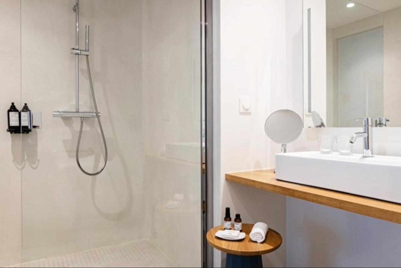 Chambre Lit King-Size avec Douche Accessible en Fauteuil Roulant - Adaptée aux Personnes à Mobilité Réduite