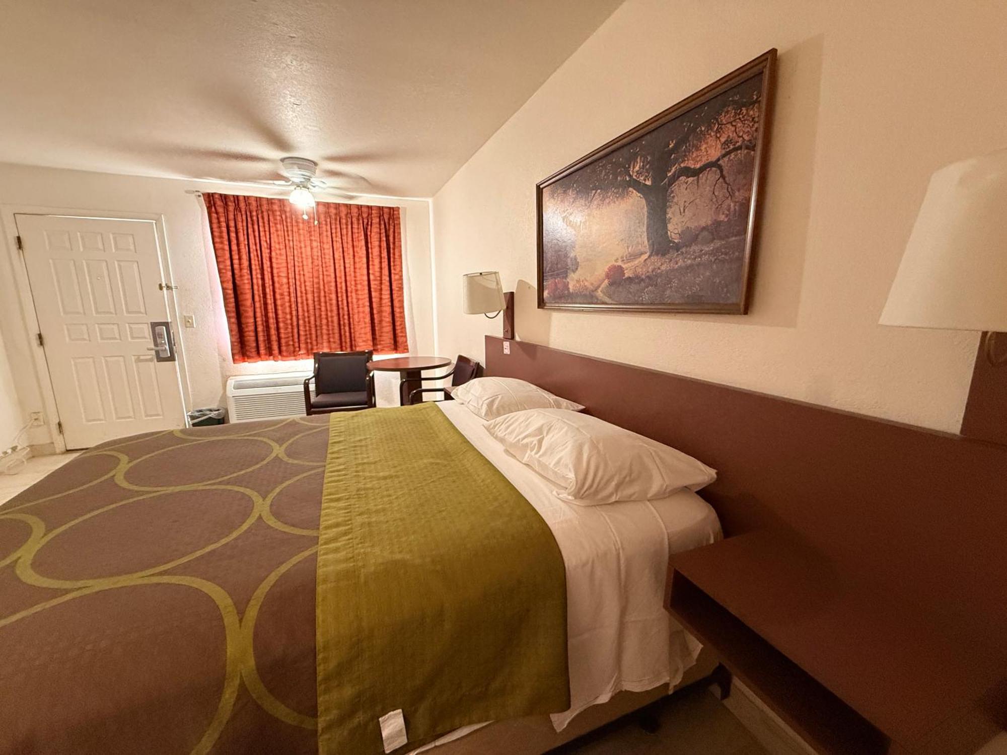 Queen Bed with Kitchenette Non - Smoking