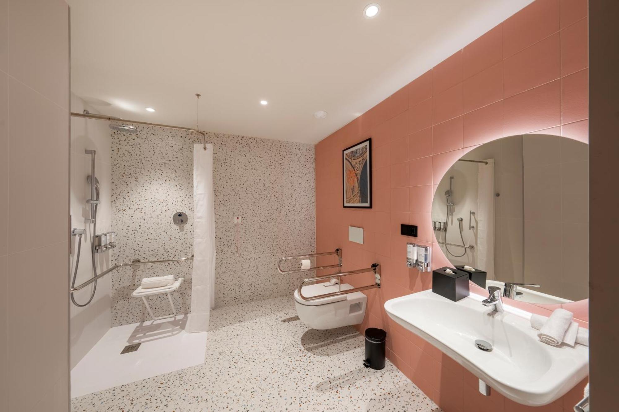 Queen Room Accessible