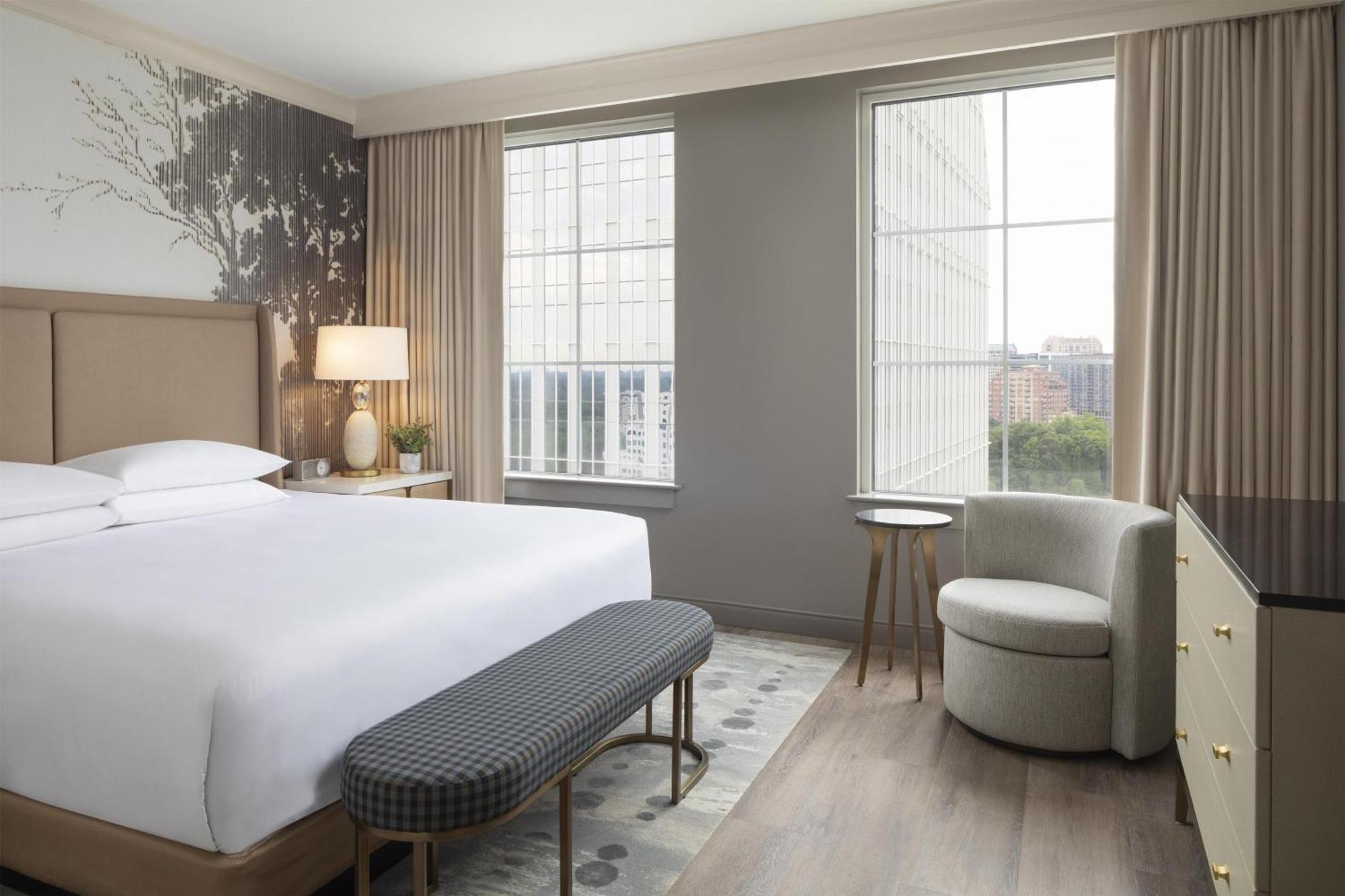 Chambre Lit King-Size avec Baignoire - Adaptée aux Personnes à Mobilité Réduite