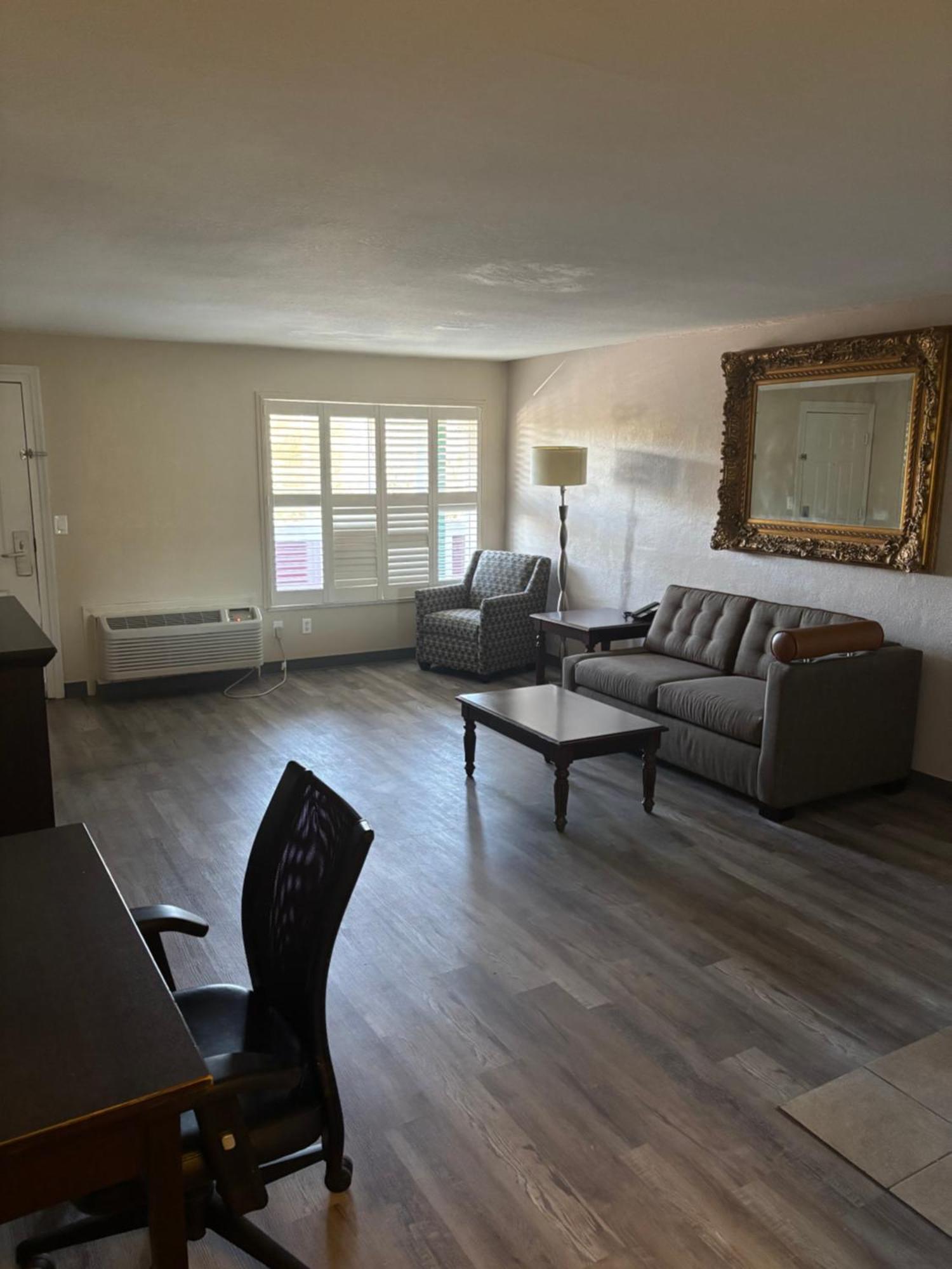 Deluxe King Suite