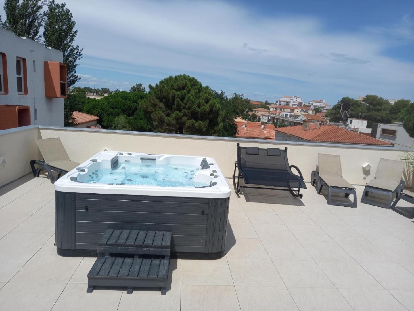 One-Bedroom Apartment Pool View