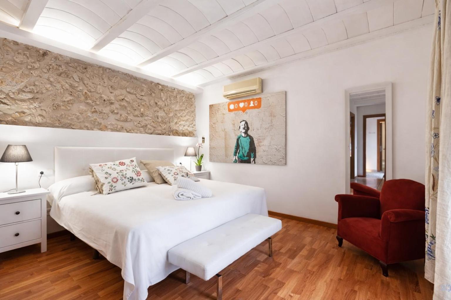 Habitación con cama grande y bañera de hidromasaje