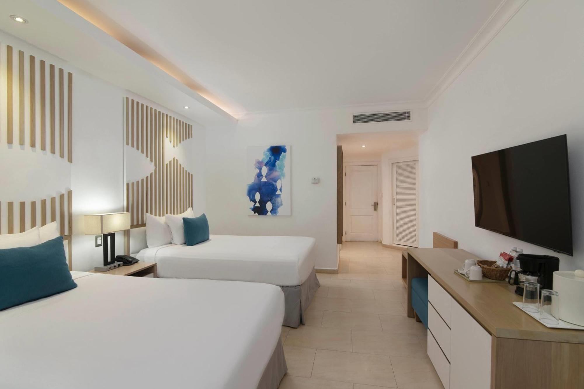 Habitación Club con 2 camas dobles y vistas al mar