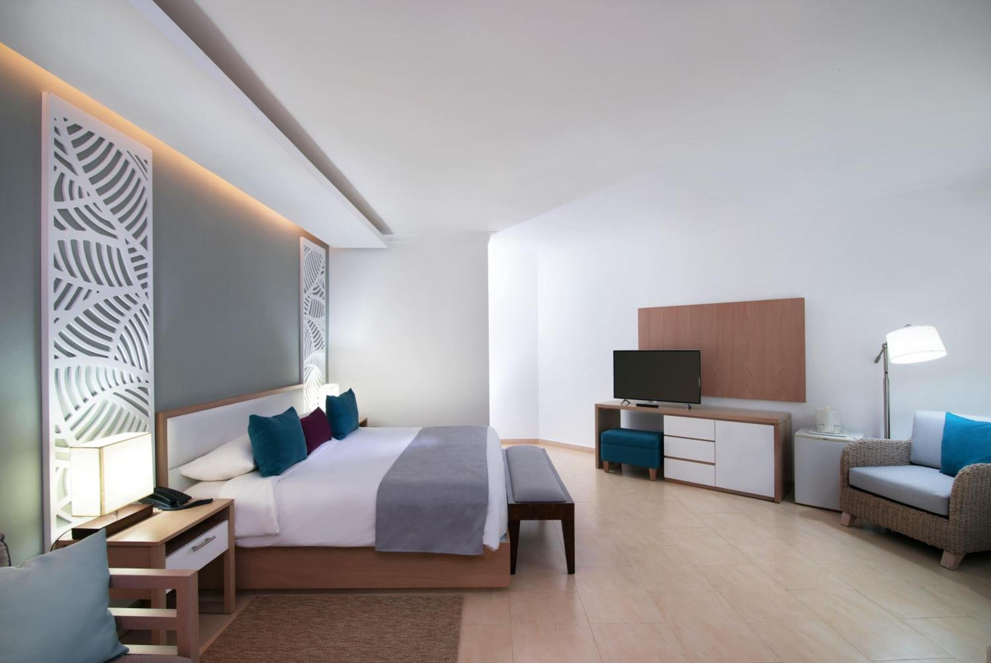 Suite Junior Premium con cama extragrande y vistas al jardín
