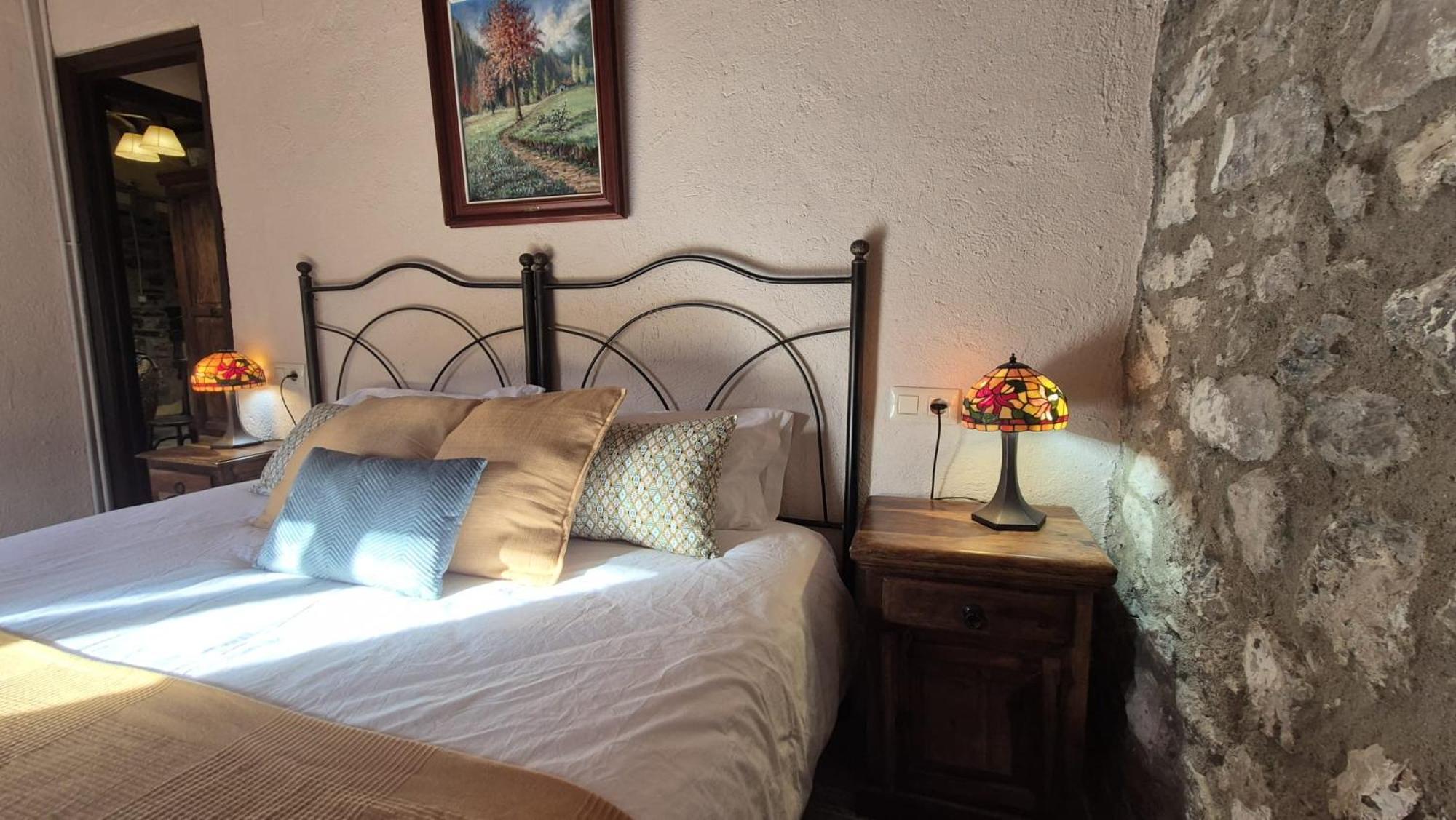 Habitación con cama grande