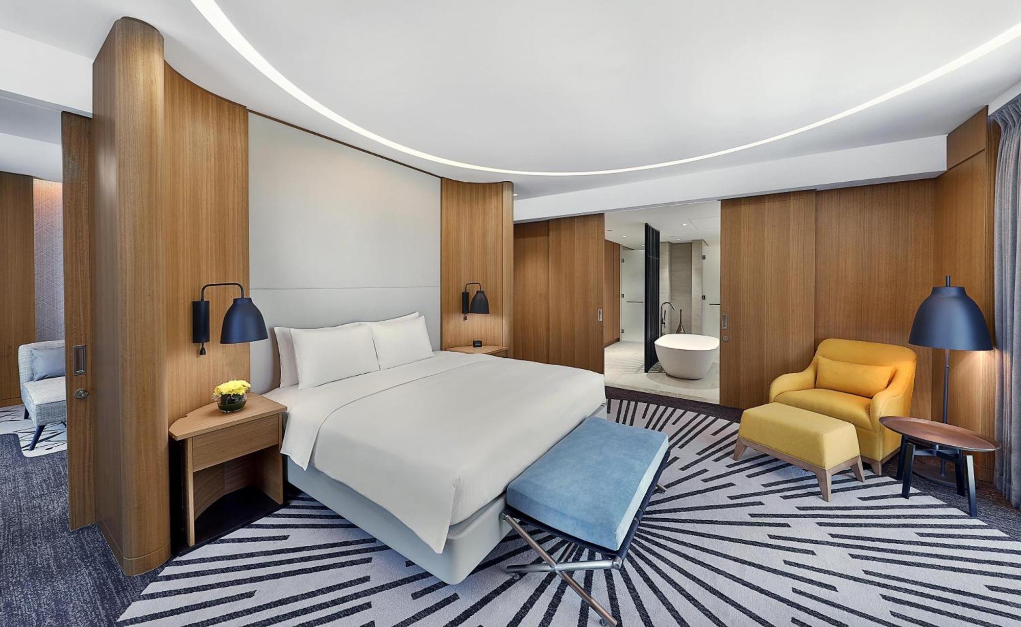 Suíte com cama king-size e vista do Burj Khalifa