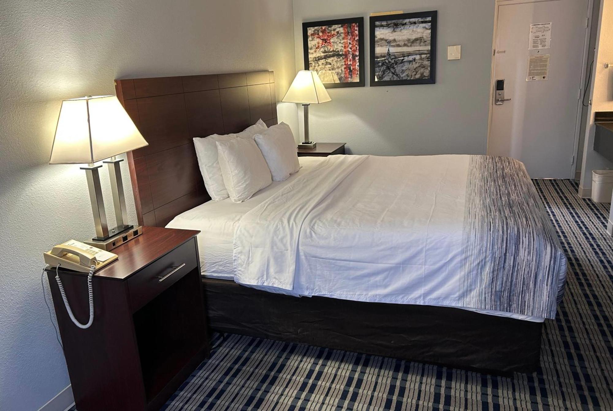 King Room with Mobility Access and Bathtub with Grab Bars, Non-Smoking