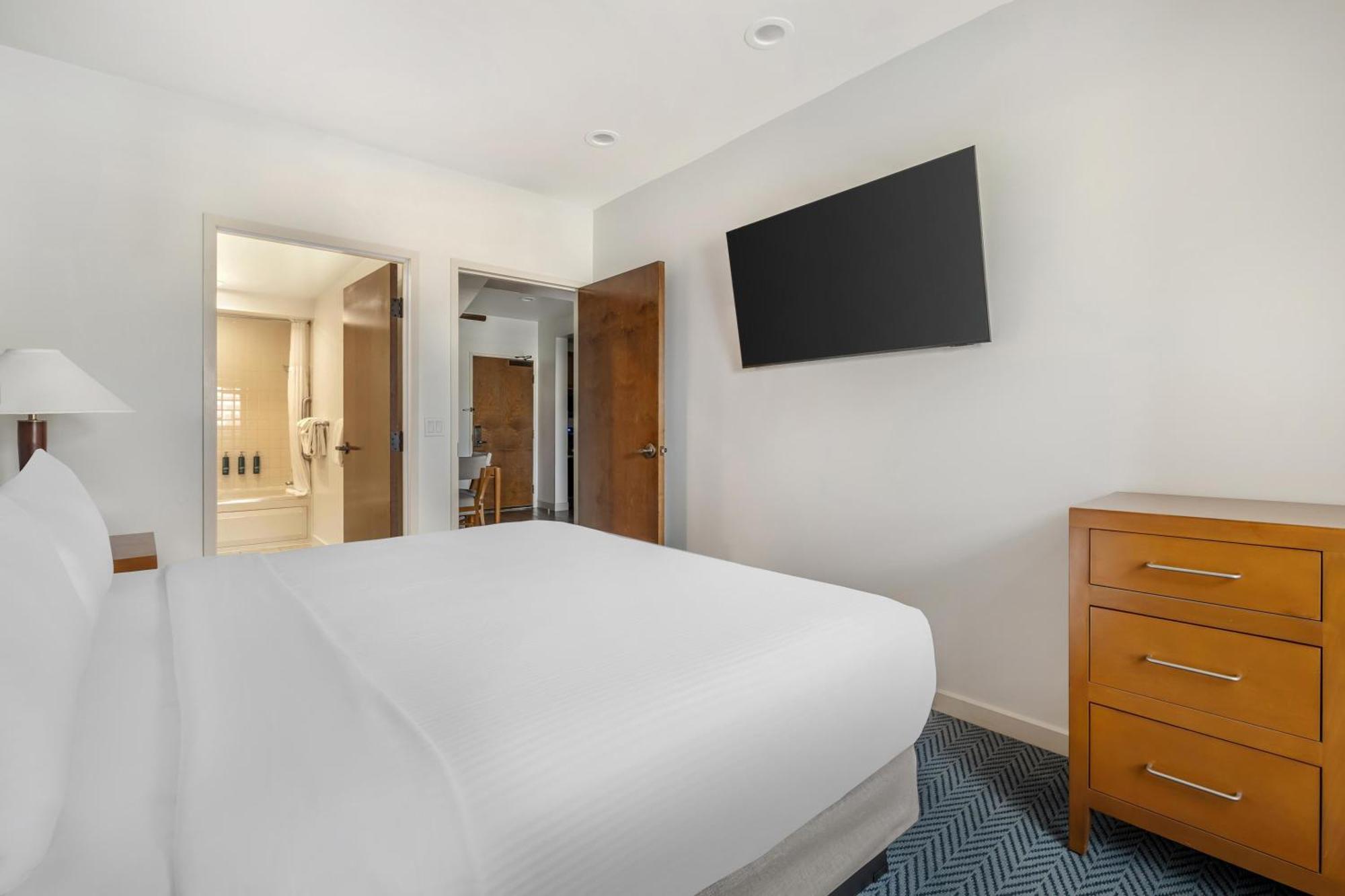 1 BEDROOM 1 KING SUITE ACCESSIBLE TUB