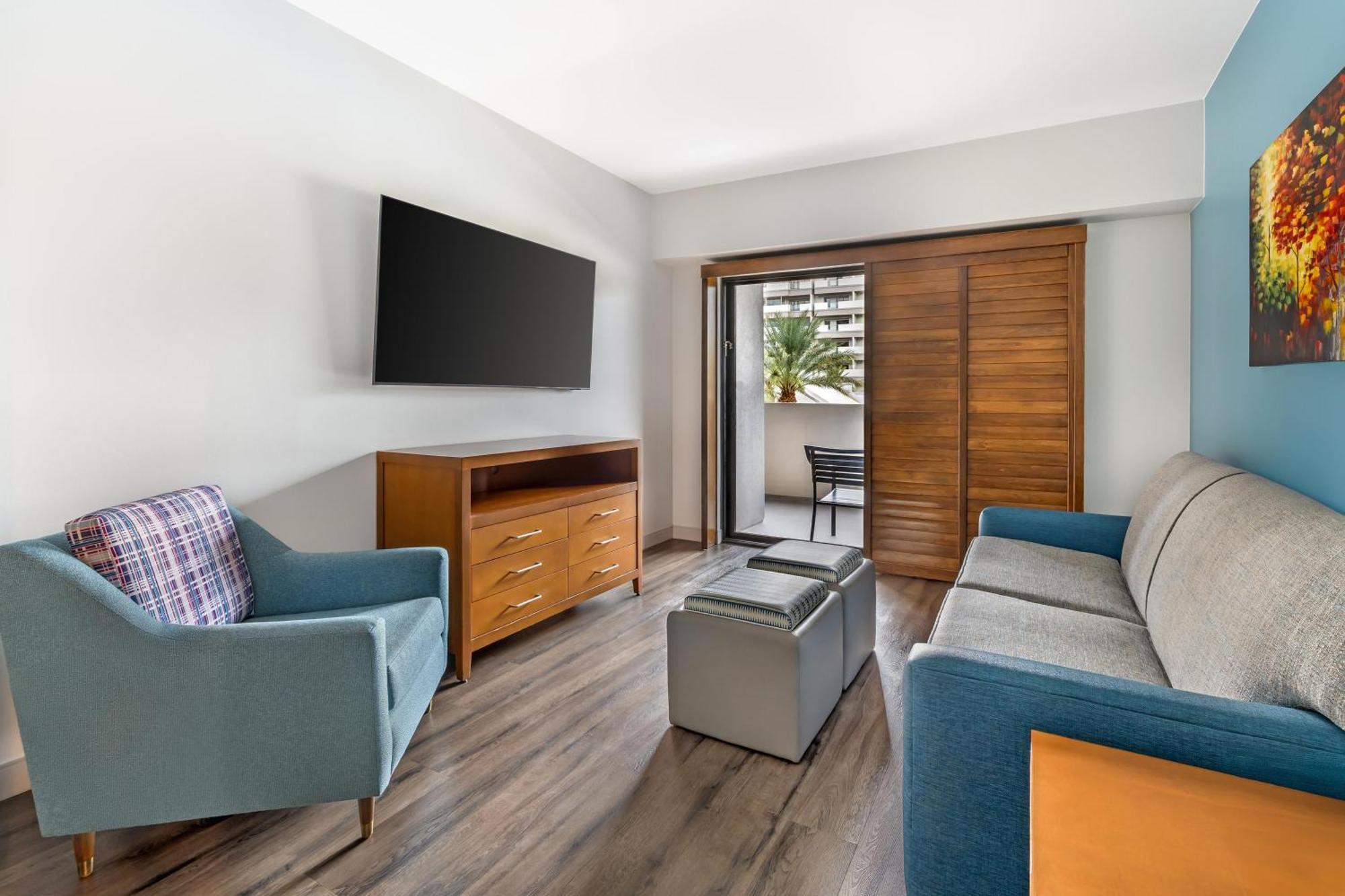 Two-Bedroom Suite Accessible Tub