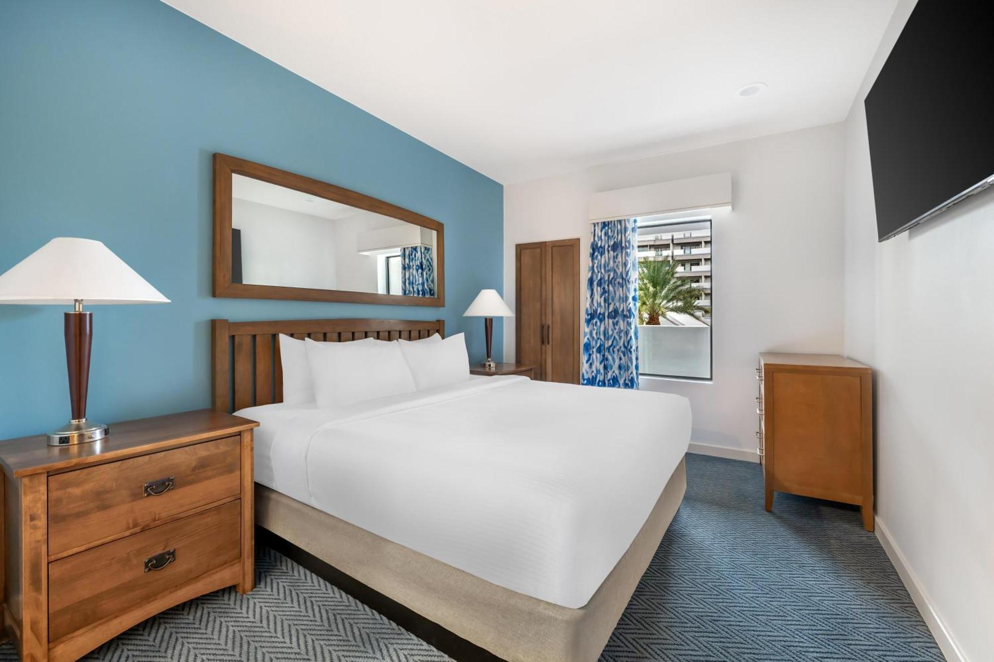 Two-Bedroom Suite Accessible Tub