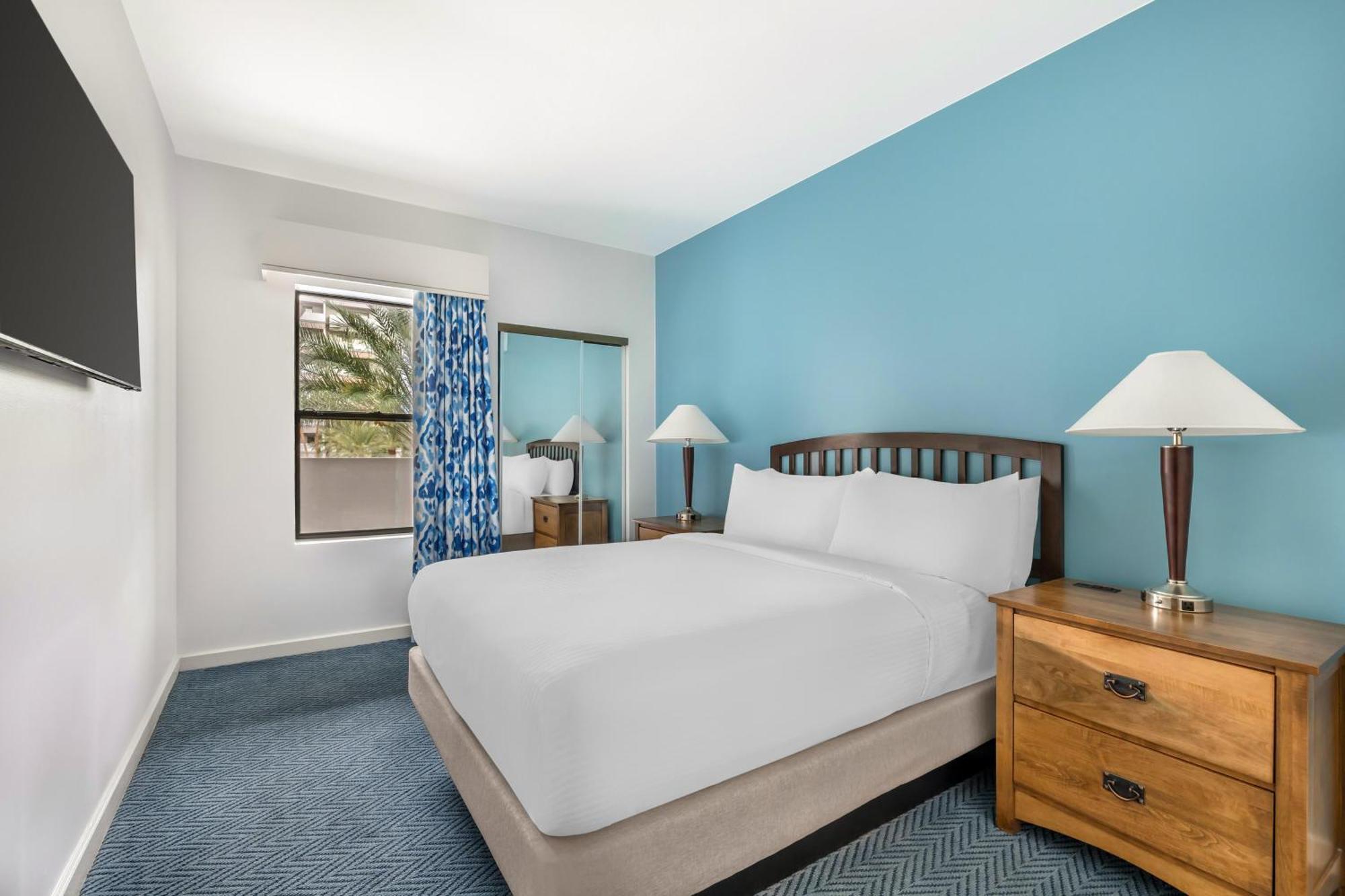 Two-Bedroom Suite Accessible Tub