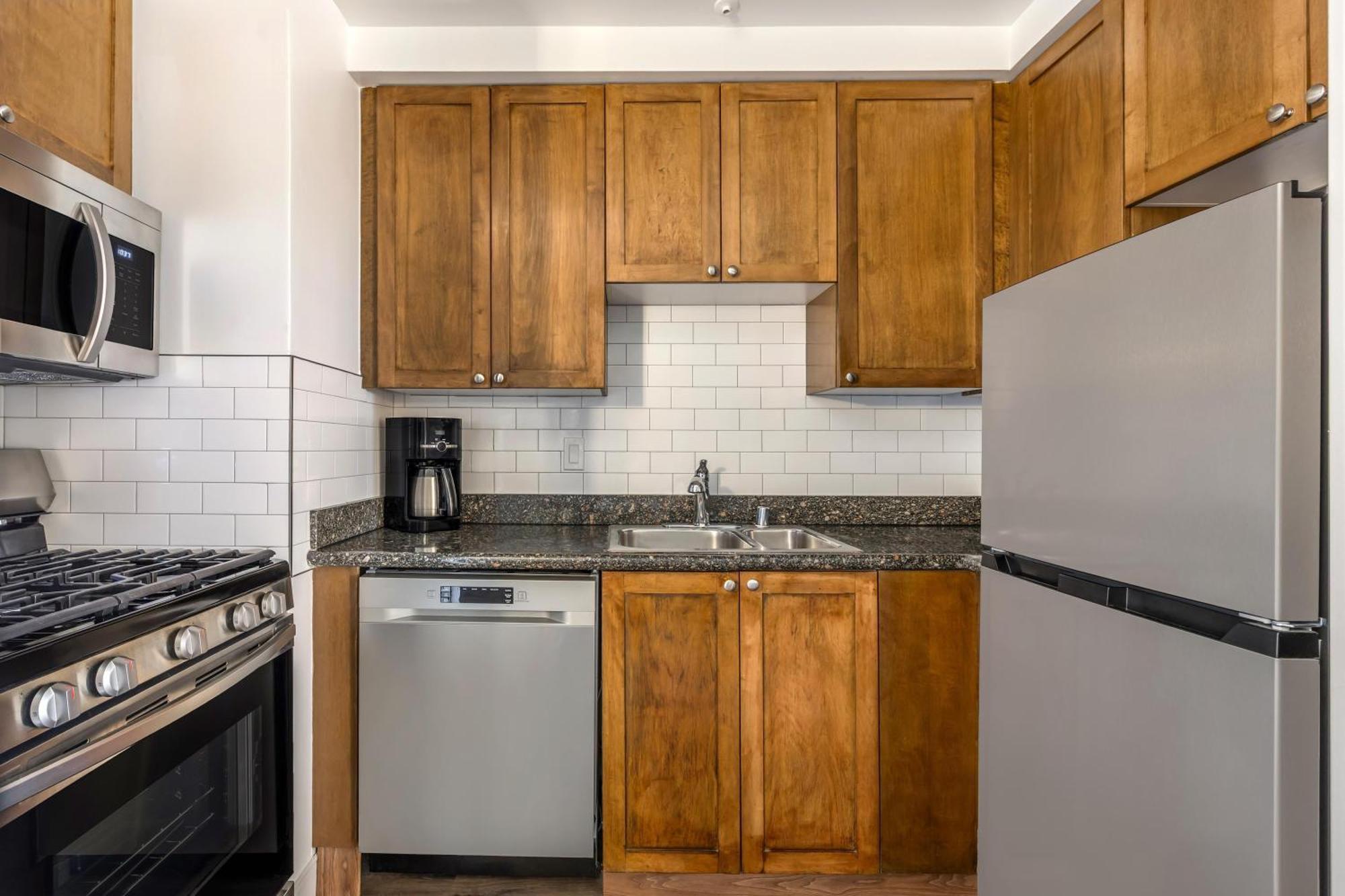1 BEDROOM 1 KING SUITE ACCESSIBLE TUB