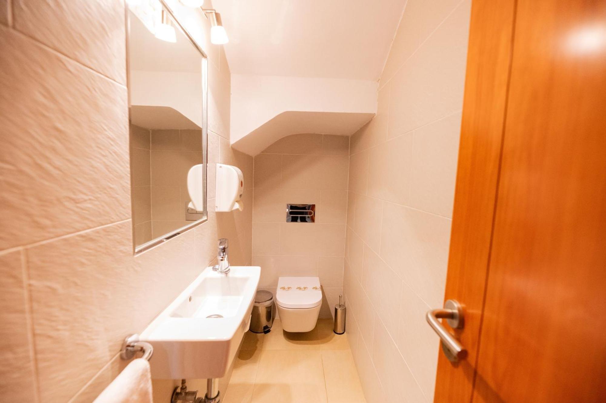 One-Bedroom Apartment 1
