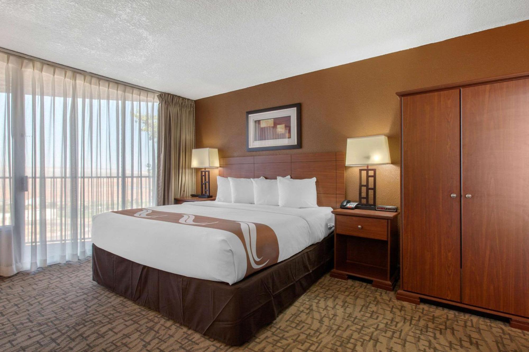 Chambre Lit King-Size Standard avec Terrasse - Accessible aux Personnes à Mobilité Réduite/Non-Fumeurs