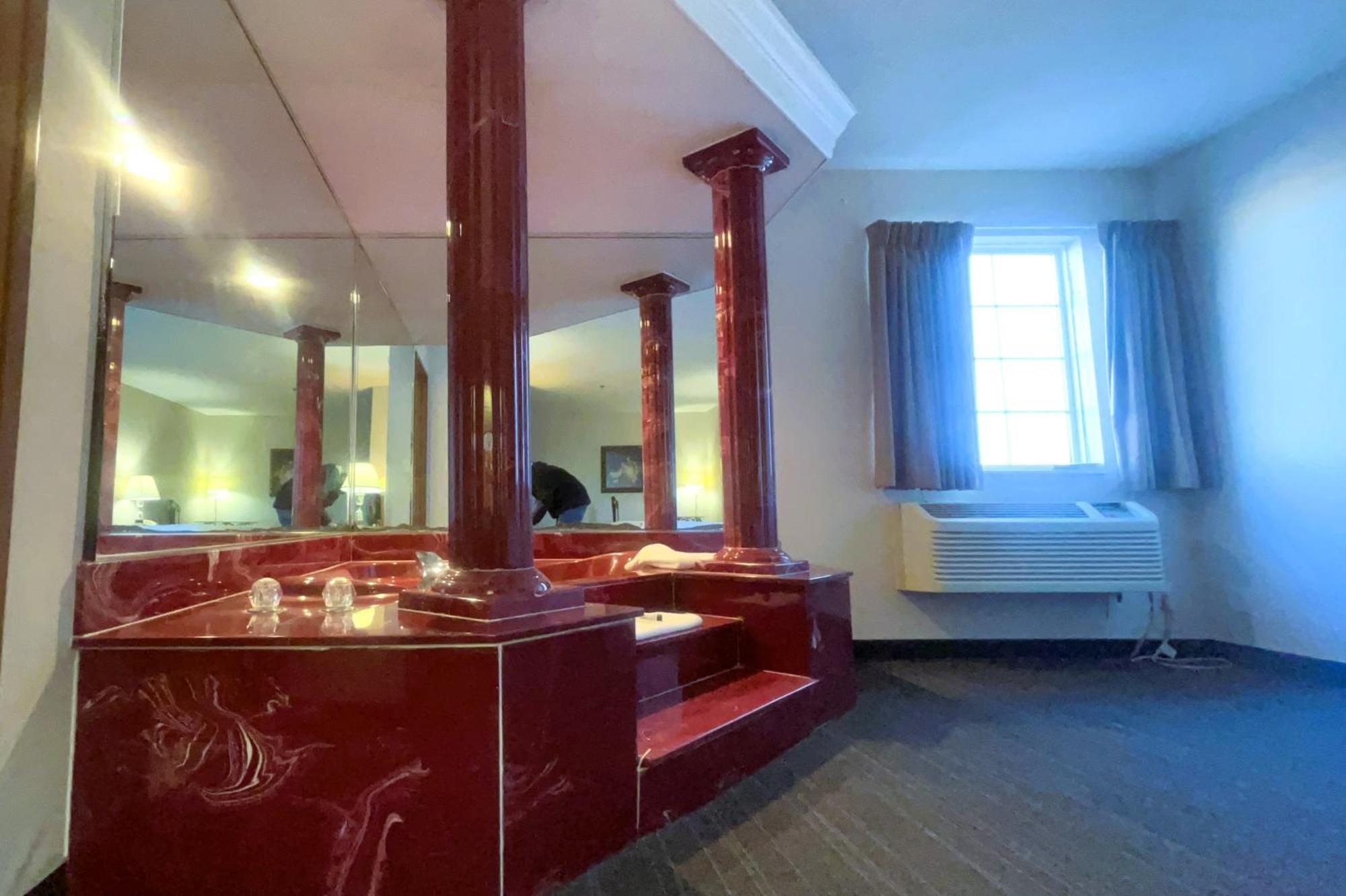 King Bed Non-Smoking Jetted Tub