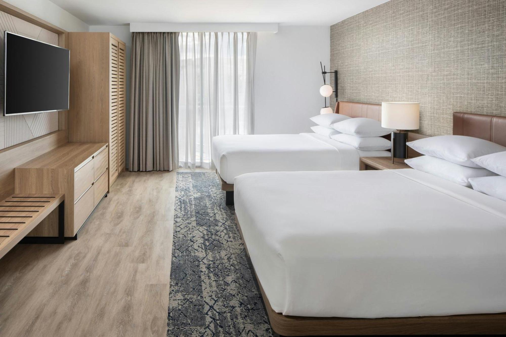 Suíte com 2 Camas de Casal e Sofá-cama