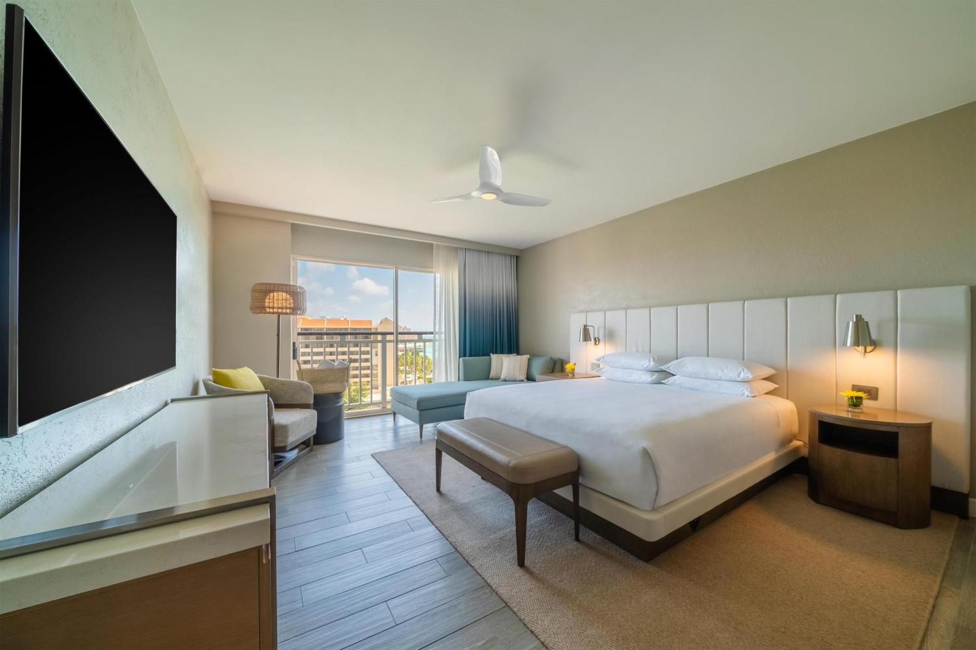 Quarto com Cama King-size e Vista do Resort