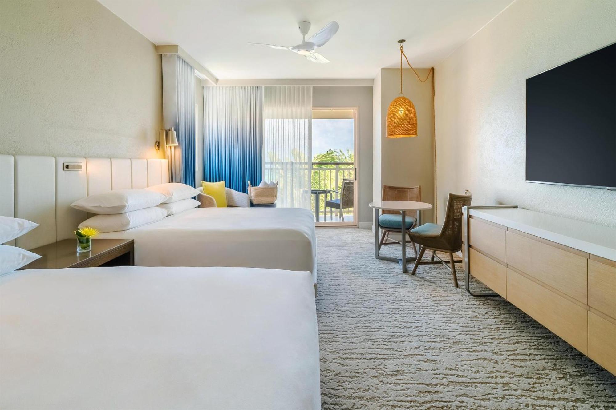 Quarto queen com 2 camas queen-size, varanda e vista do resort