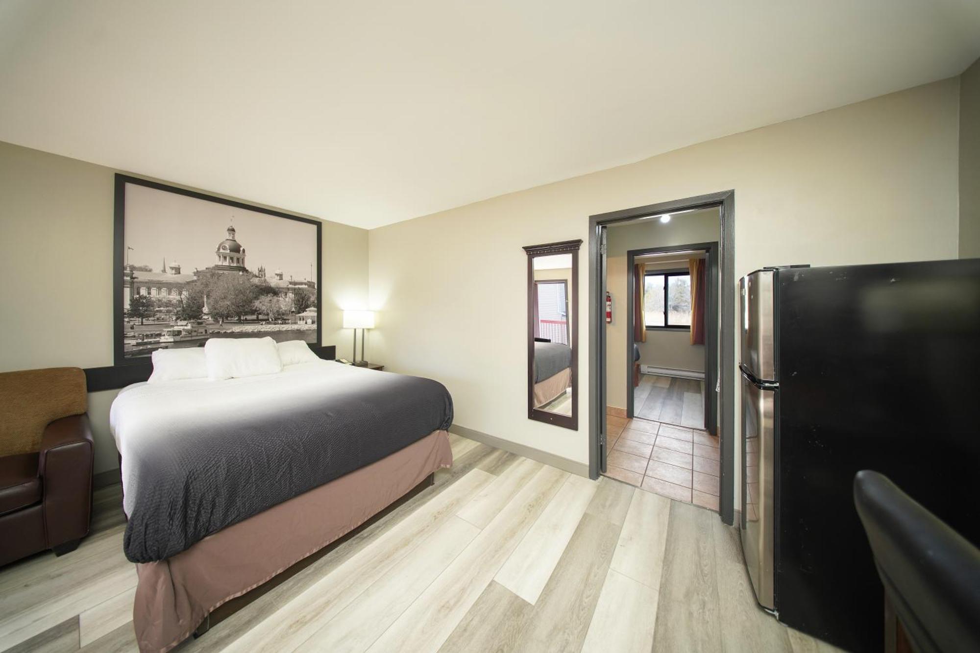 Studio Suite One Queen Two Twin Beds Non-Smoking