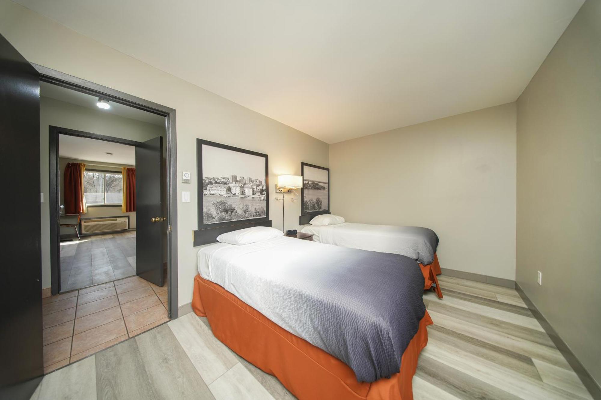 Studio Suite One Queen Two Twin Beds Non-Smoking
