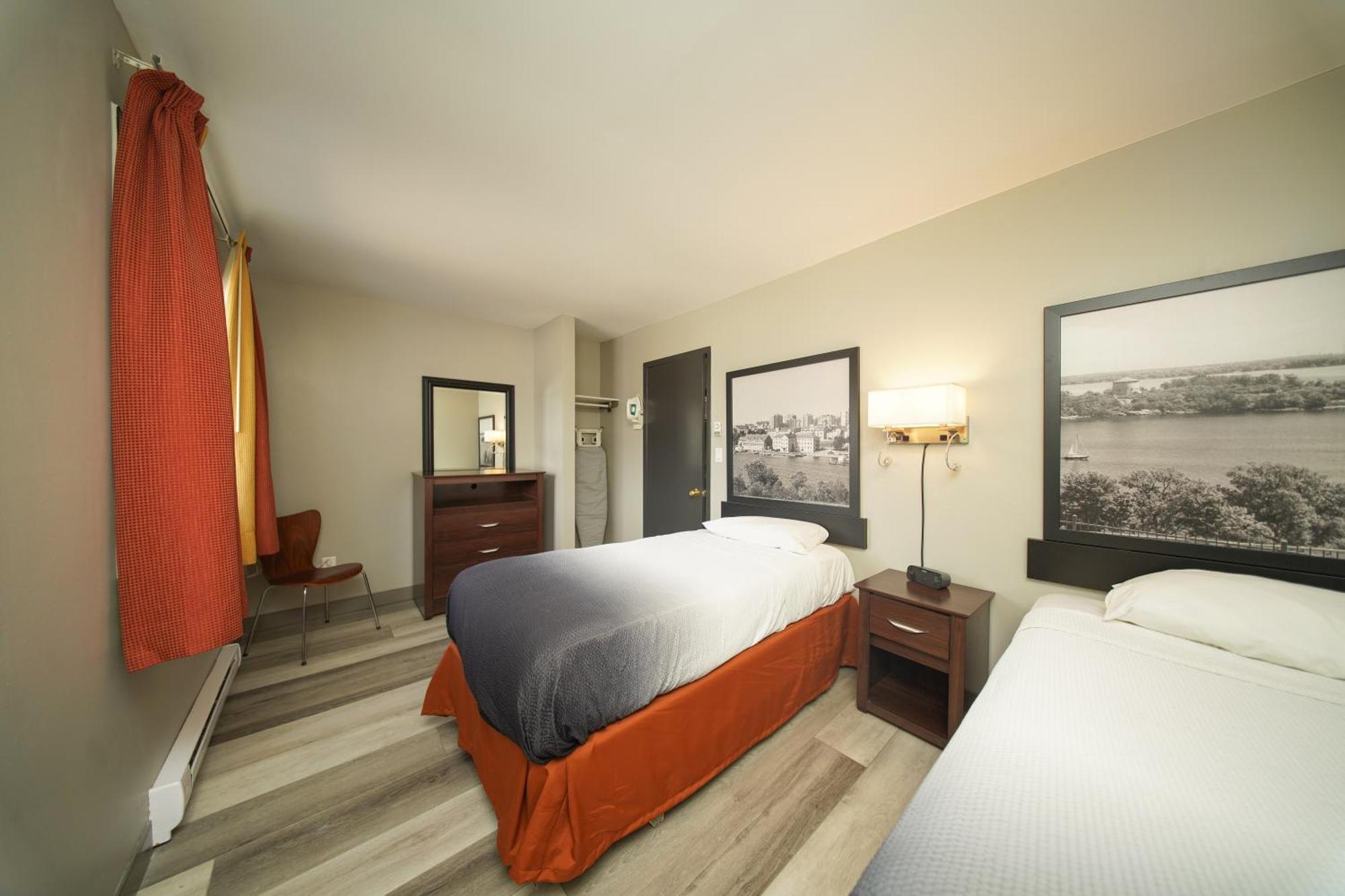 Studio Suite One Queen Two Twin Beds Non-Smoking