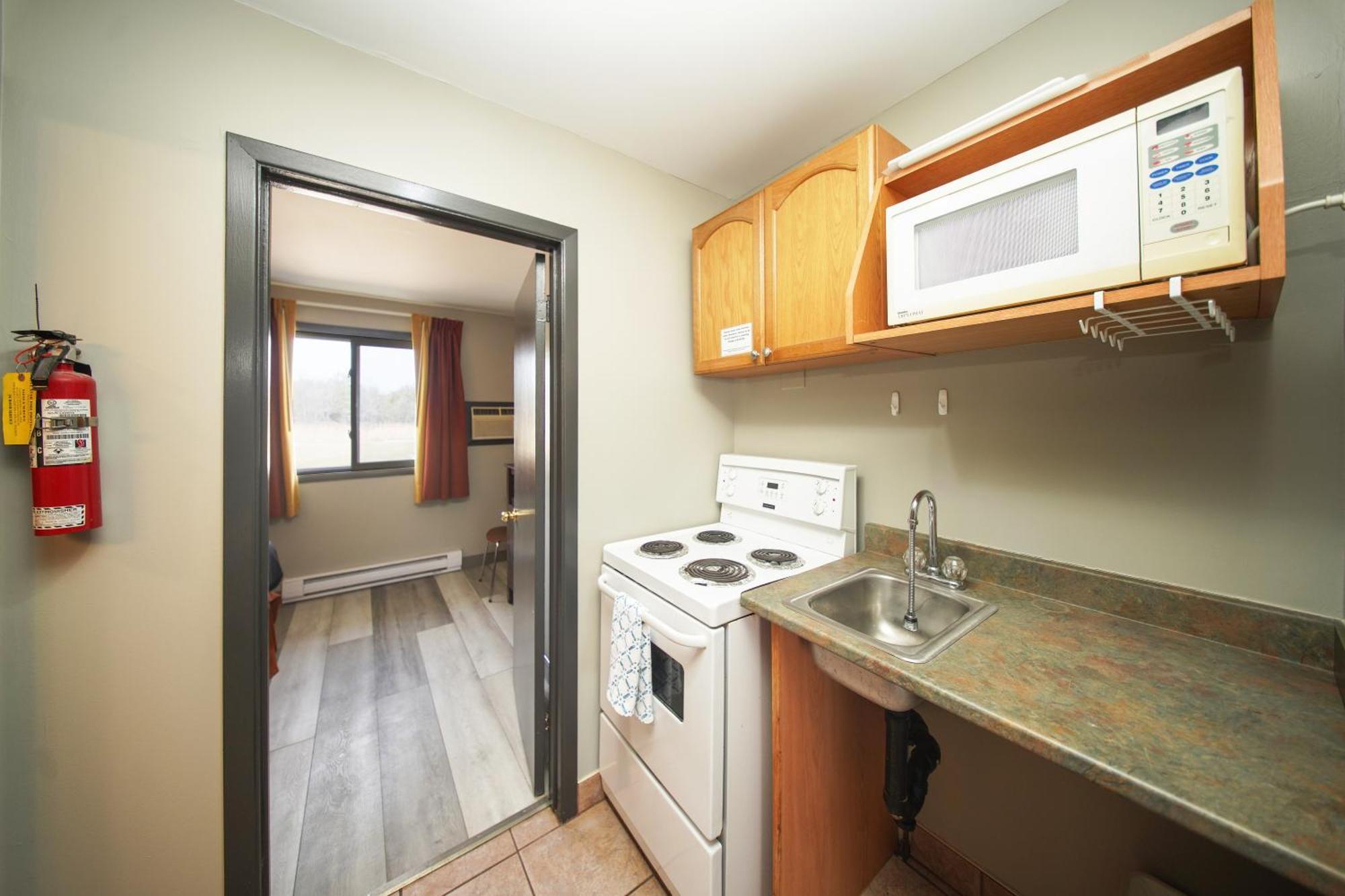 Studio Suite One Queen Two Twin Beds Non-Smoking